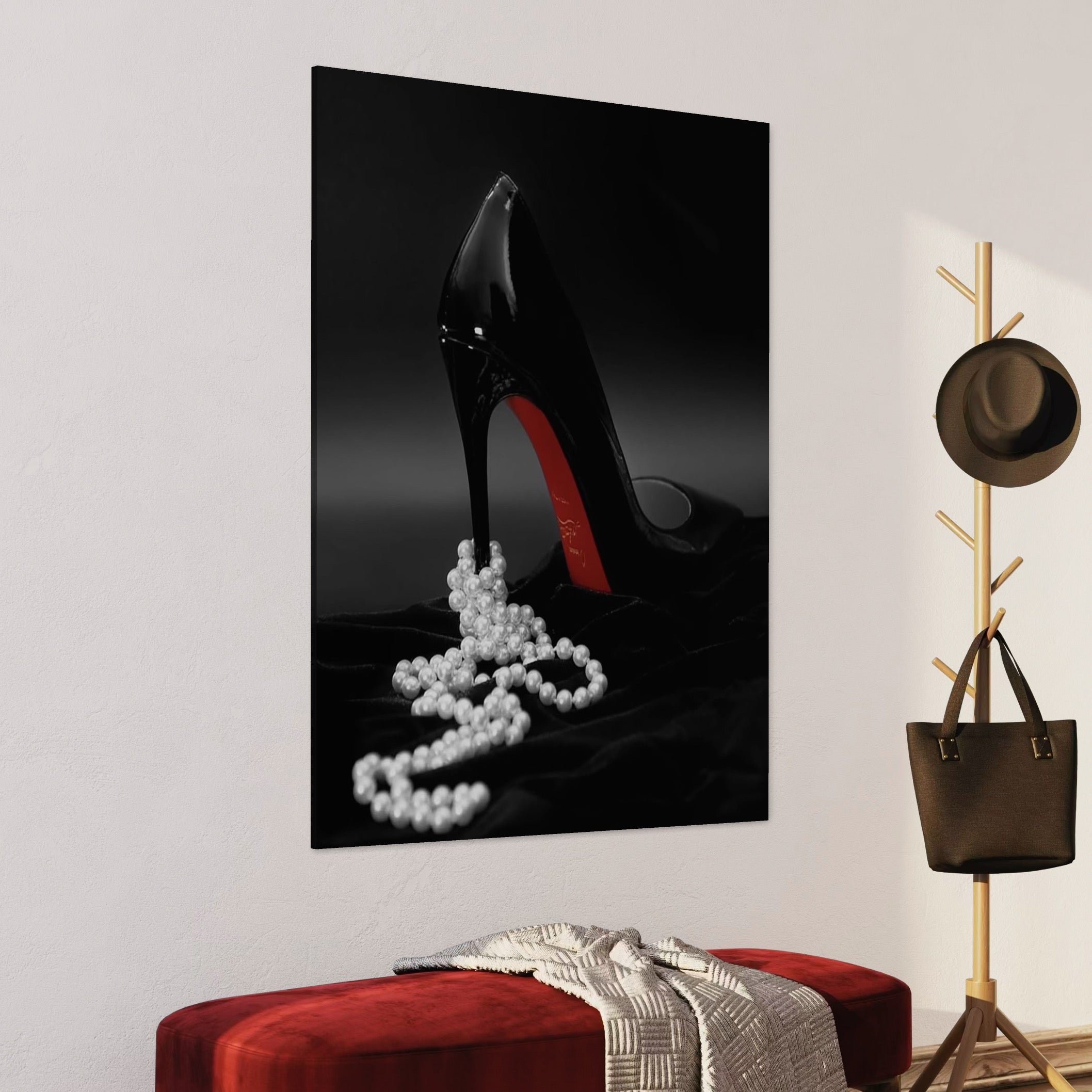 tablou canvas cu un pantof negru cu toc, printre perle albe si un material negru de catifea intr-un cadru provocator intunecat