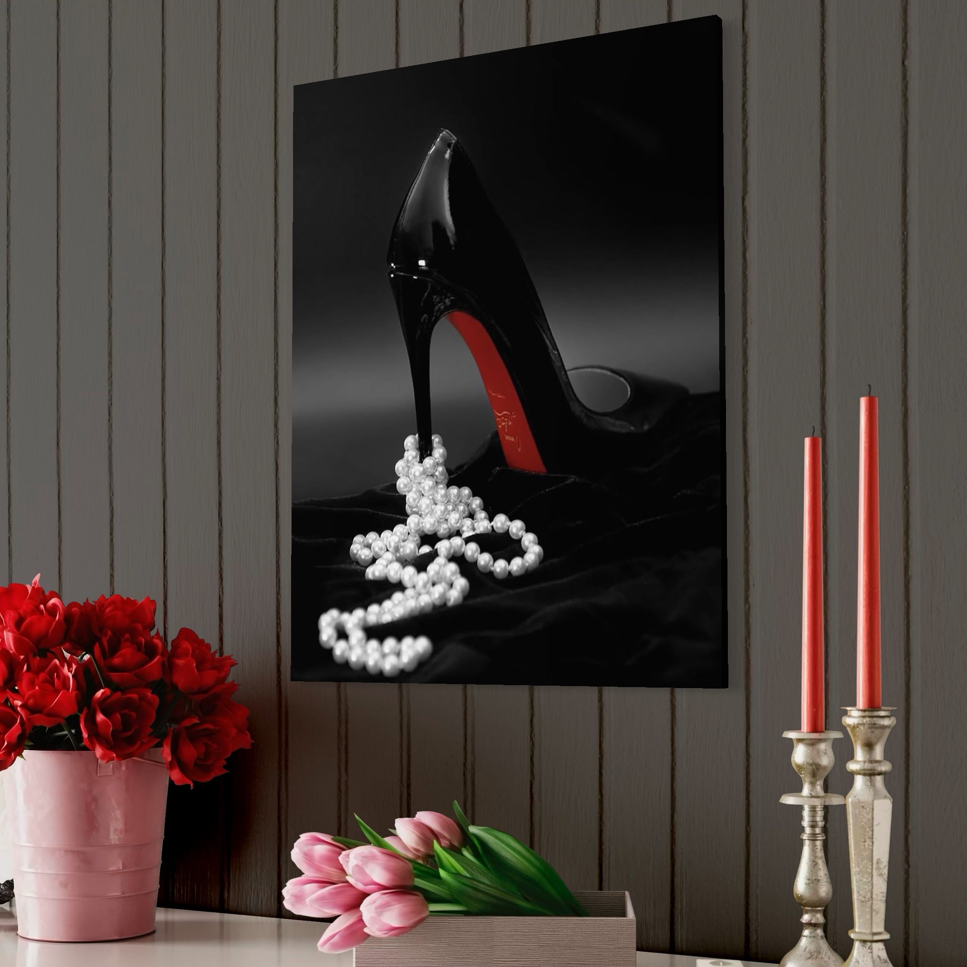 tablou canvas cu un pantof negru cu toc, printre perle albe si un material negru de catifea intr-un cadru provocator intunecat