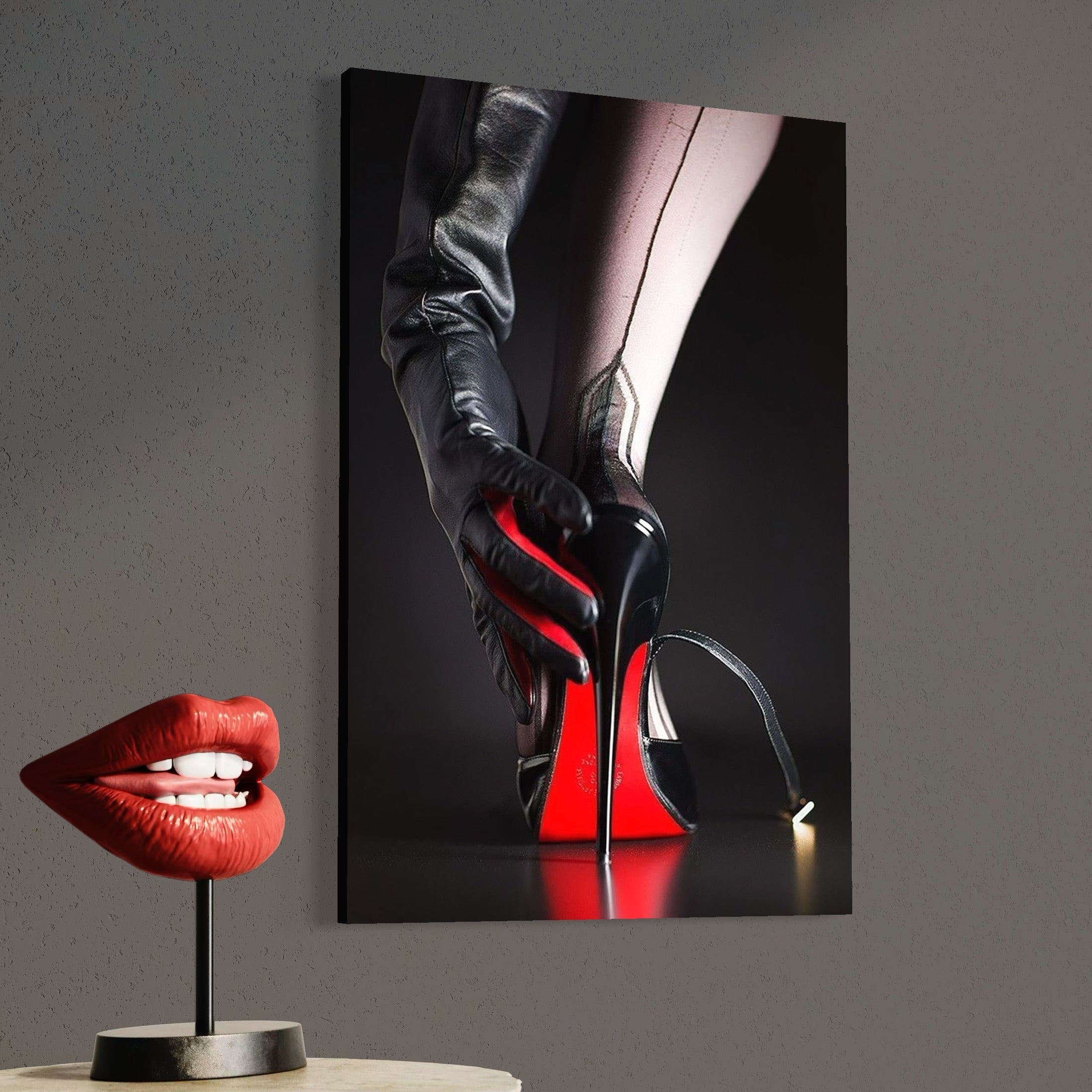 tablou canvas cu un picior de femeie pe tocuri, cu dresuri sexy negre si o mana cuprinsa de o manusa de piele neagra