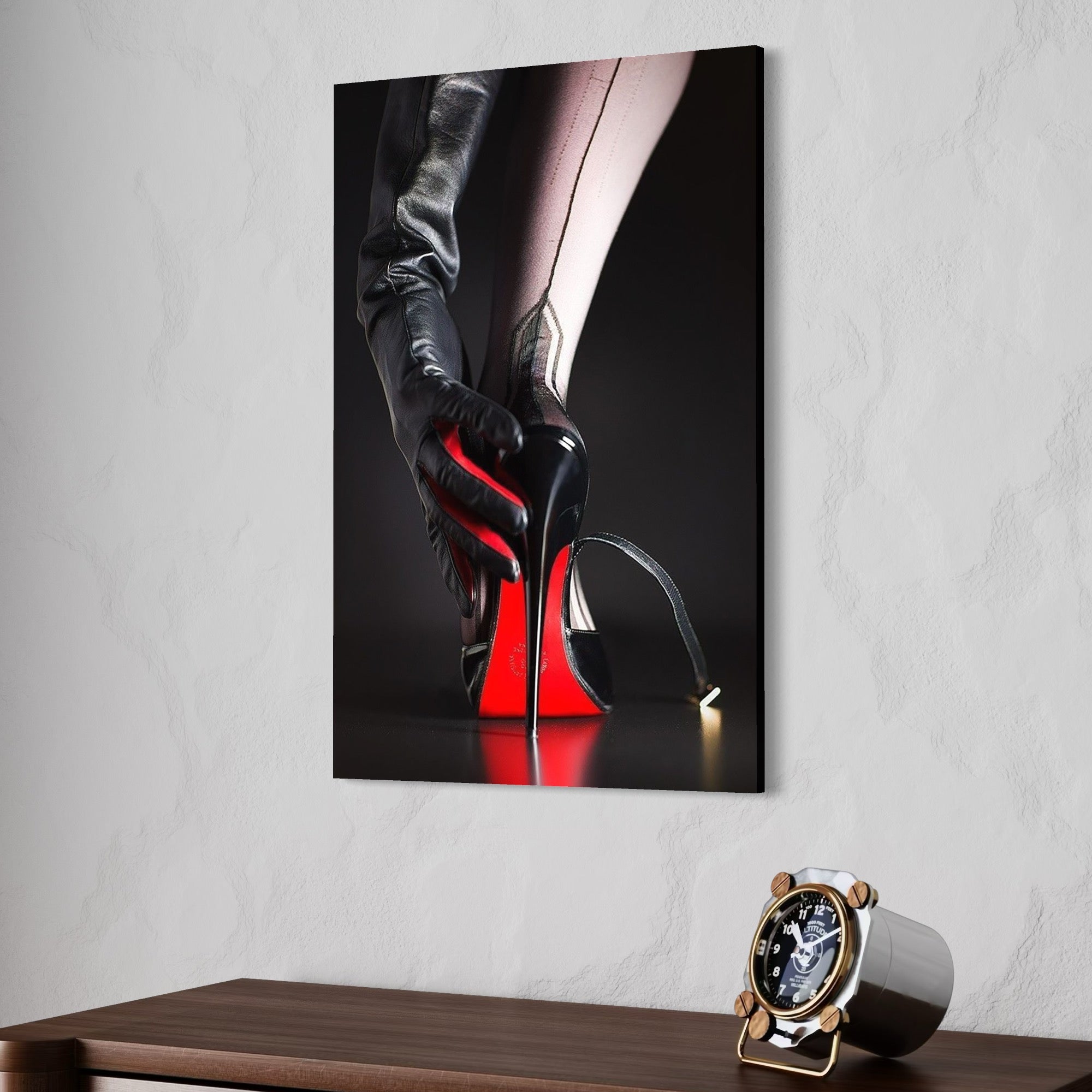 tablou canvas cu un picior de femeie pe tocuri, cu dresuri sexy negre si o mana cuprinsa de o manusa de piele neagra
