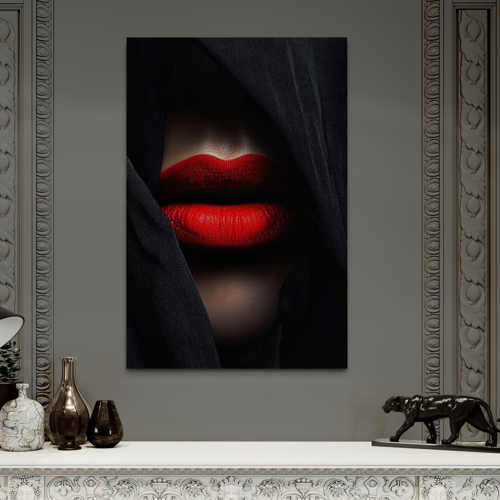 tablou canvas cu chipul ascuns al unei femei, cu buzele seducatoare in ruj rosu aprins, pe fundal intunecat