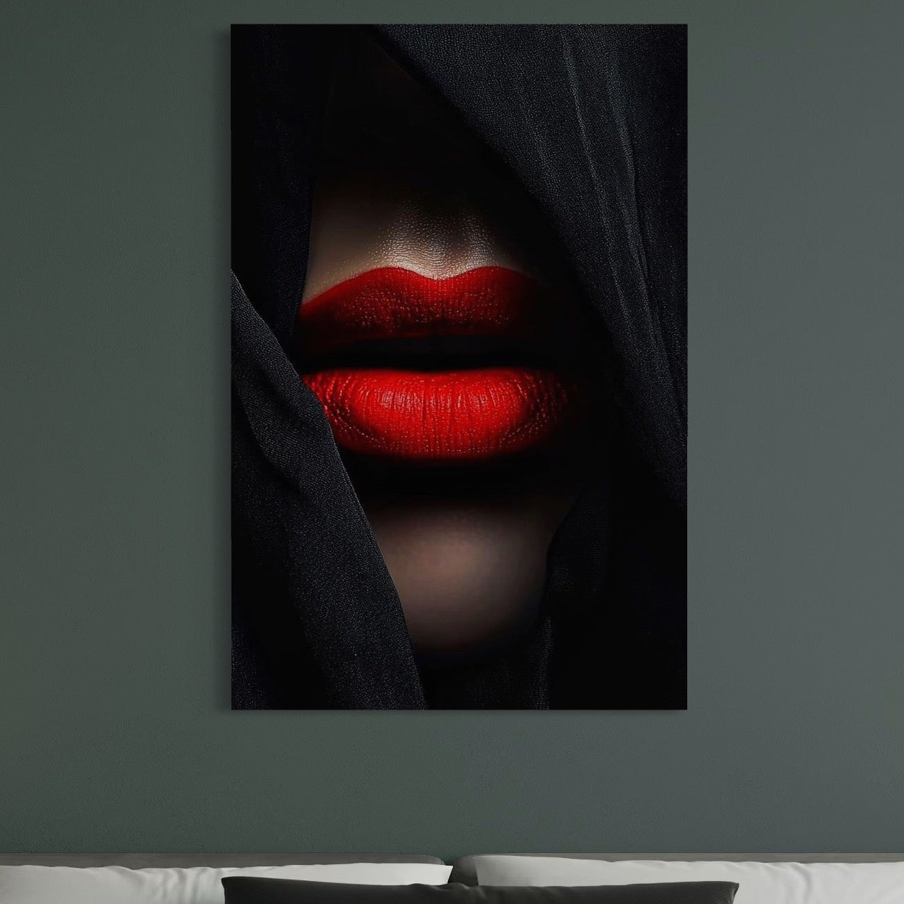 tablou canvas cu chipul ascuns al unei femei, cu buzele seducatoare in ruj rosu aprins, pe fundal intunecat