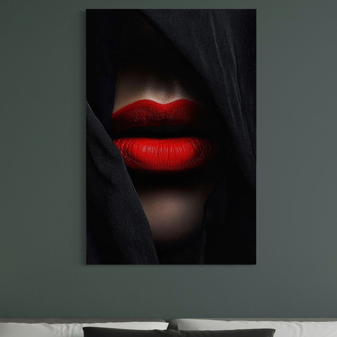 tablou canvas cu chipul ascuns al unei femei, cu buzele seducatoare in ruj rosu aprins, pe fundal intunecat
