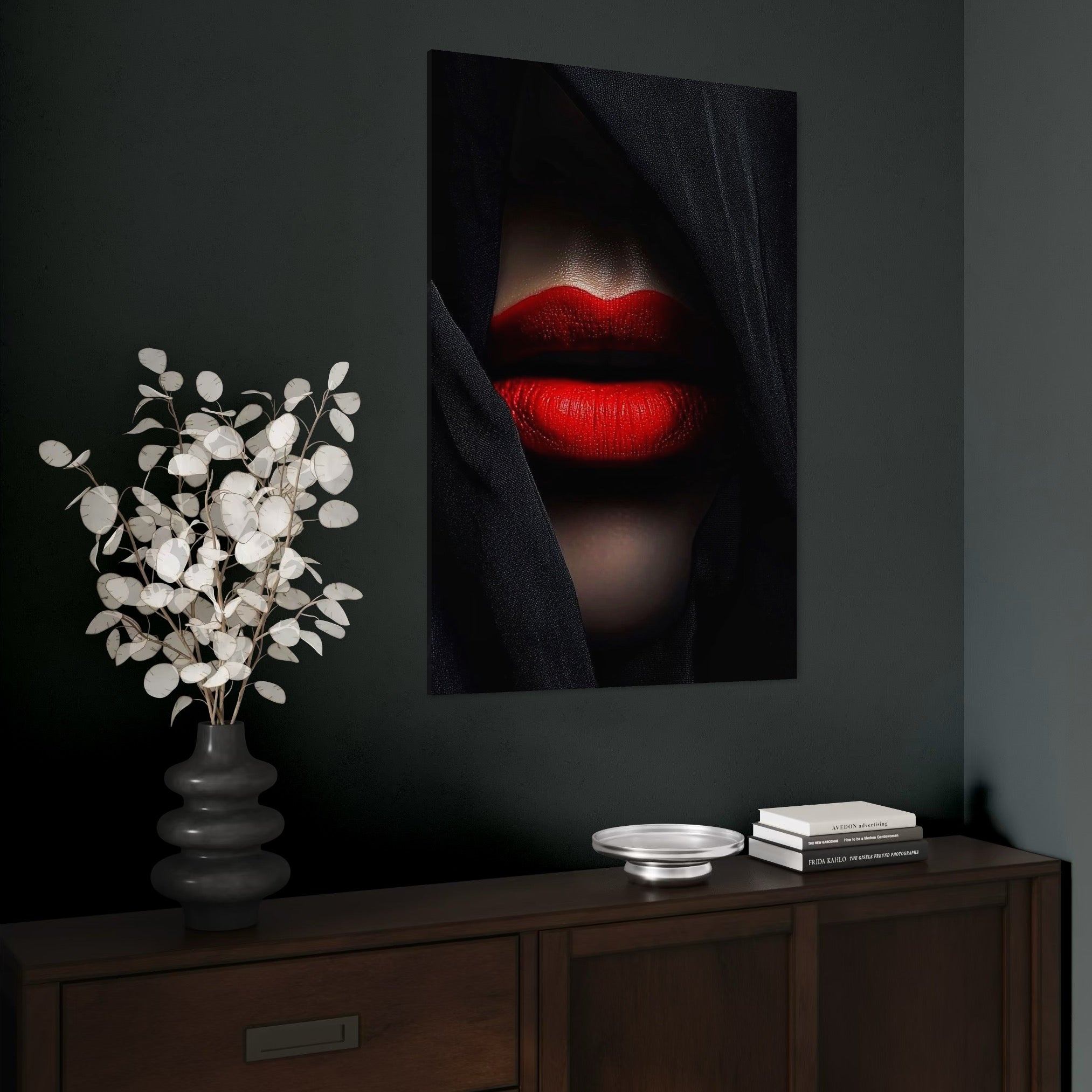 tablou canvas cu chipul ascuns al unei femei, cu buzele seducatoare in ruj rosu aprins, pe fundal intunecat