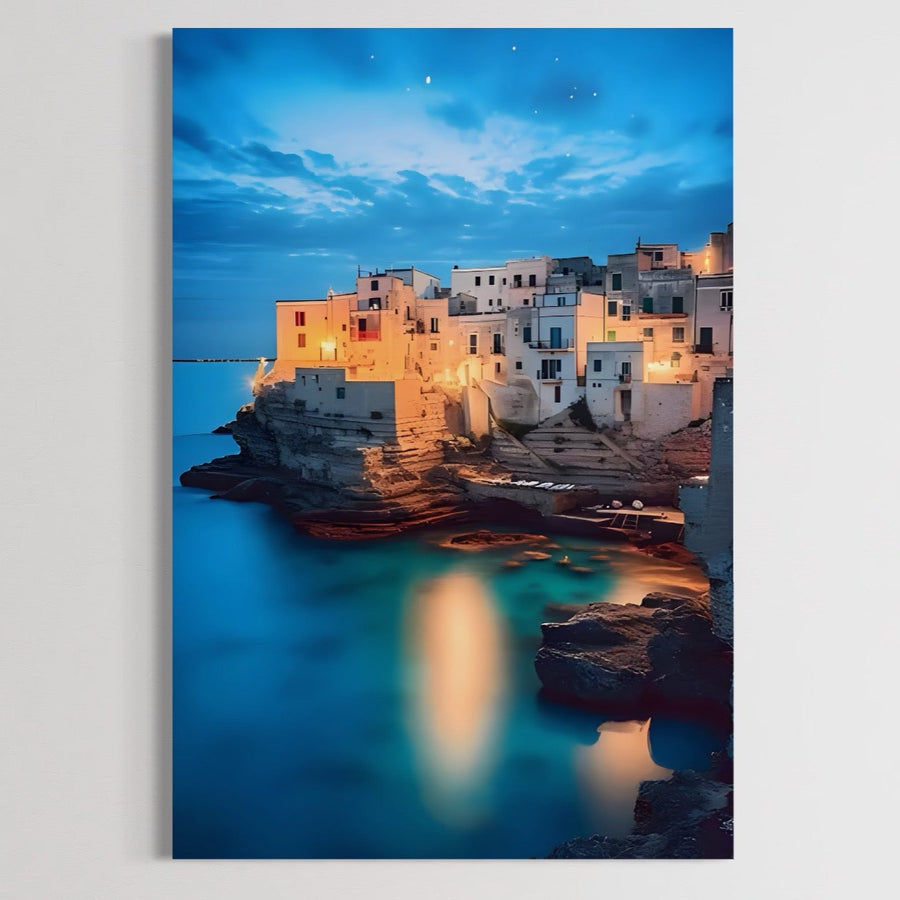 Transformați-vă spațiul cu Tablou Canvas Premium LuxCanva® A1571, Vis La Malul Marii - o scenă de coastă vibrantă cu clădiri sătești pe stânci la amurg, imprimată pe pânză de bumbac premium de LuxCanva®, perfectă pentru camerele de zi.