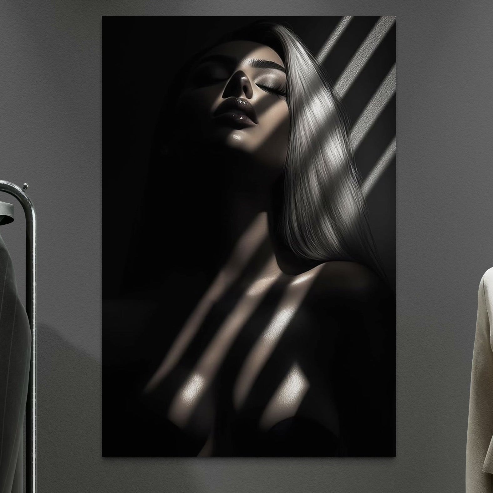 tablou canvas cu o femeie intr-o ipostaza sexy, imbratisata de umbre si lumina