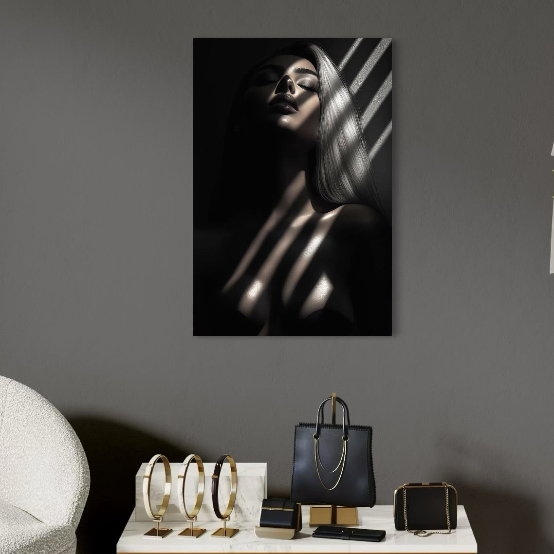 tablou canvas cu o femeie intr-o ipostaza sexy, imbratisata de umbre si lumina