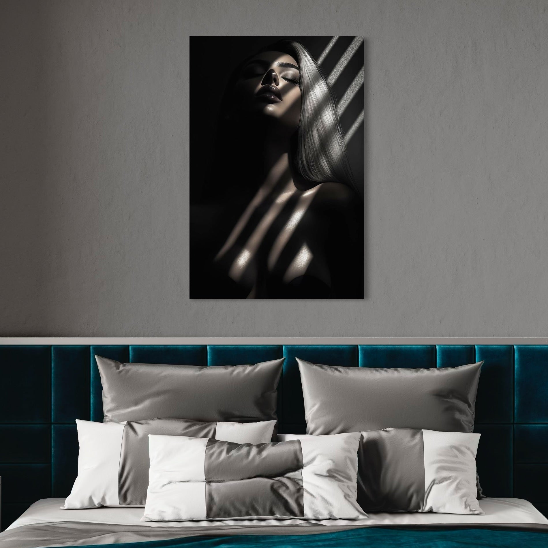 tablou canvas cu o femeie intr-o ipostaza sexy, imbratisata de umbre si lumina