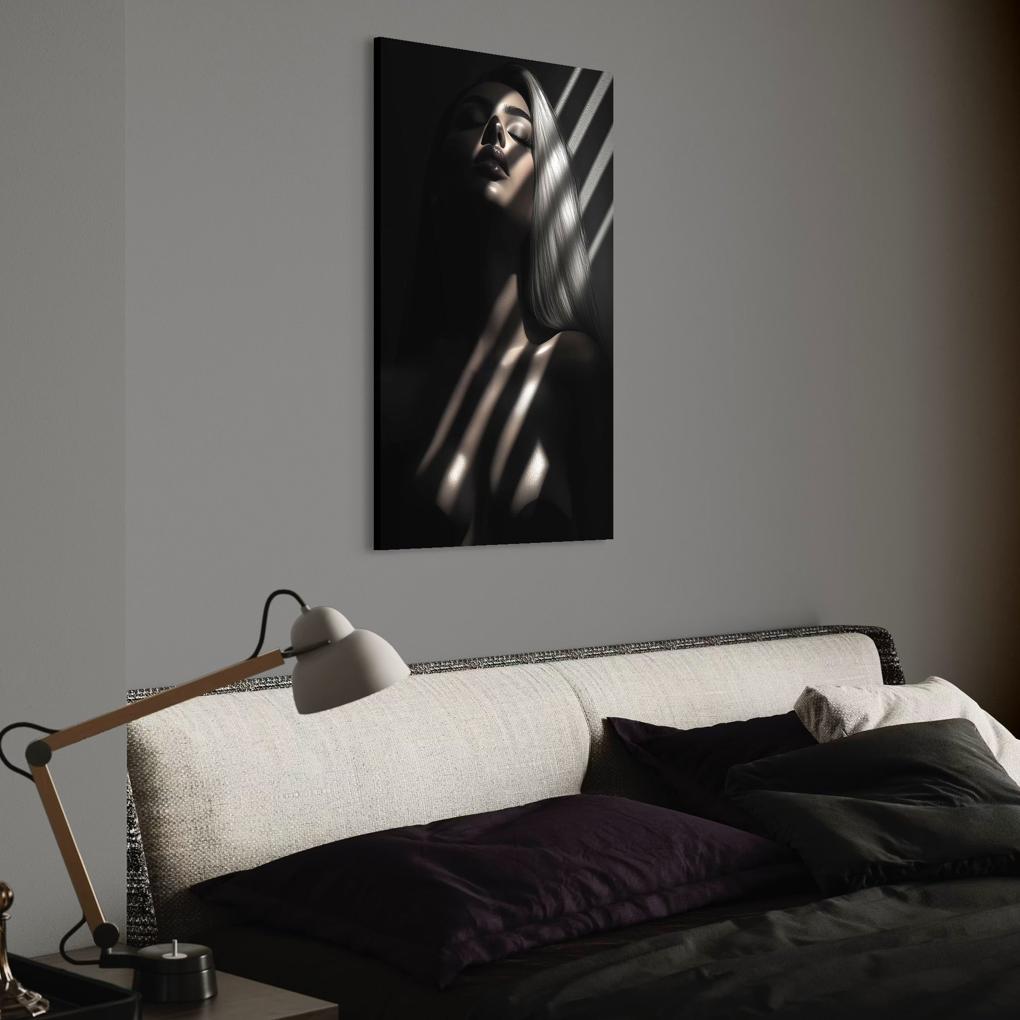 tablou canvas cu o femeie intr-o ipostaza sexy, imbratisata de umbre si lumina