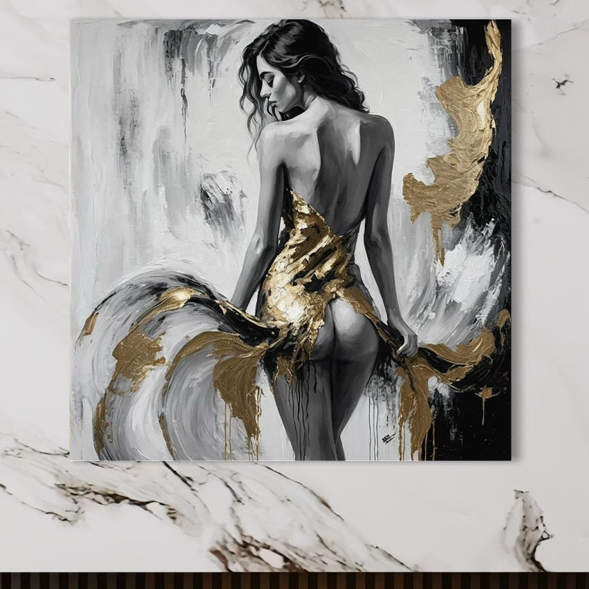 tablou canvas cu o femeie intr-o rochie aurie, surprinsa intr-o ipostaza sexy, pe fundal alb si negru cu accente aurii