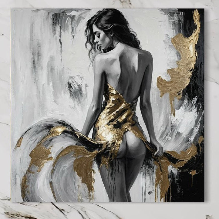 Tablou Canvas Premium LuxCanva® P1034 "Intoarcere Patimasa" prezintă o femeie cu păr lung, în rochie aurie cu negru, pe fundal abstract. Perfect pentru dormitor sau living, ideal pentru iubitorii de eleganță și seducție.