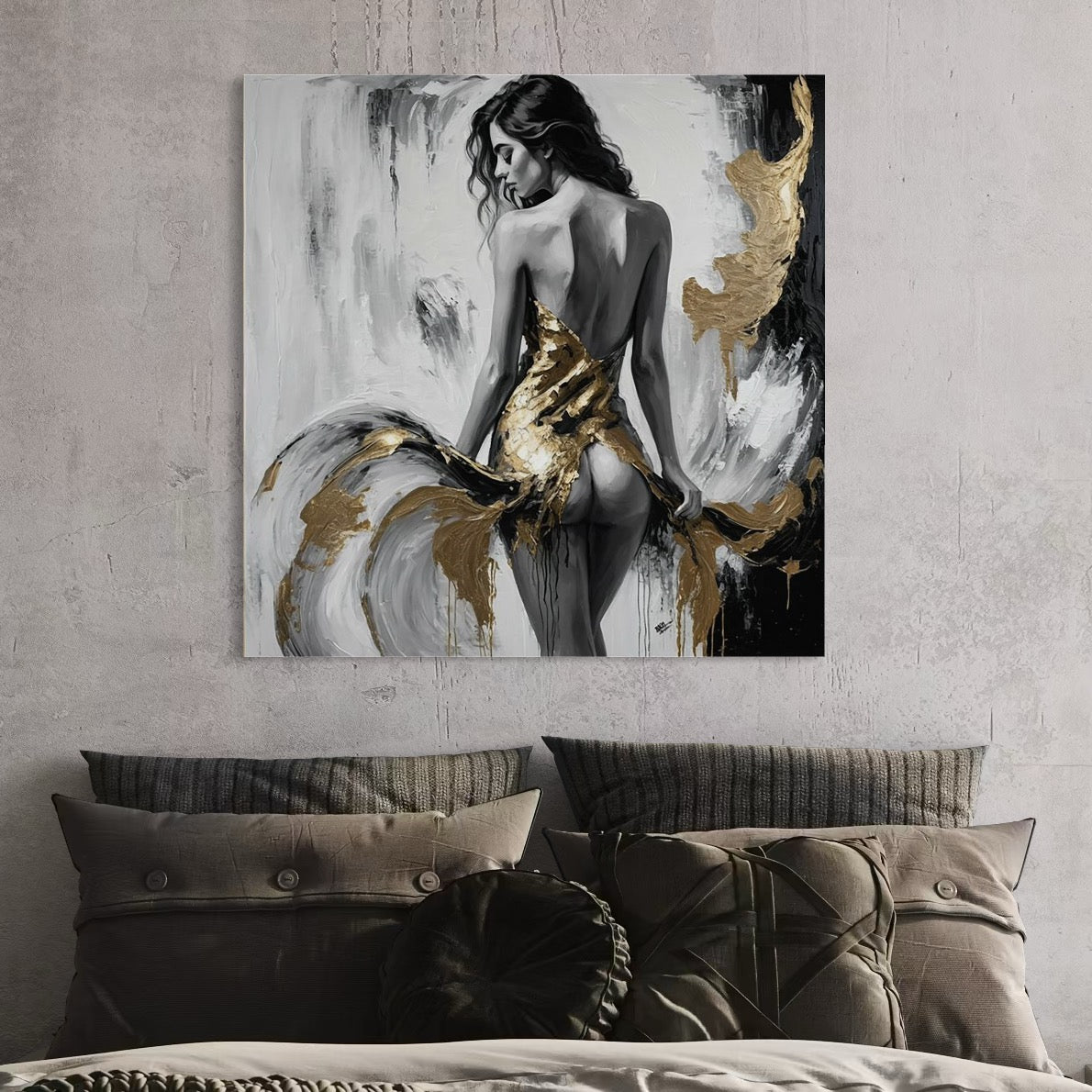 tablou canvas cu o femeie intr-o rochie aurie, surprinsa intr-o ipostaza sexy, pe fundal alb si negru cu accente aurii