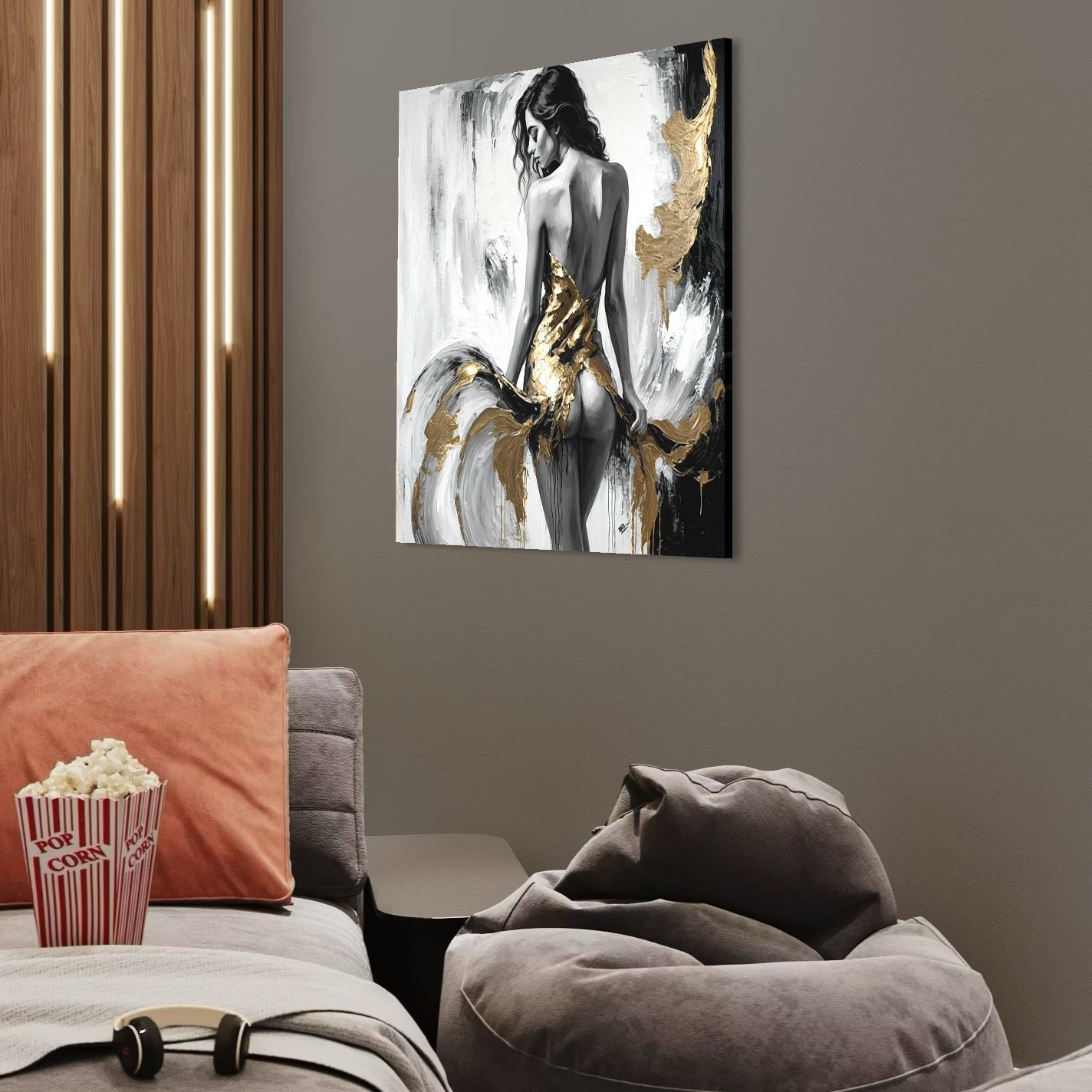 tablou canvas cu o femeie intr-o rochie aurie, surprinsa intr-o ipostaza sexy, pe fundal alb si negru cu accente aurii