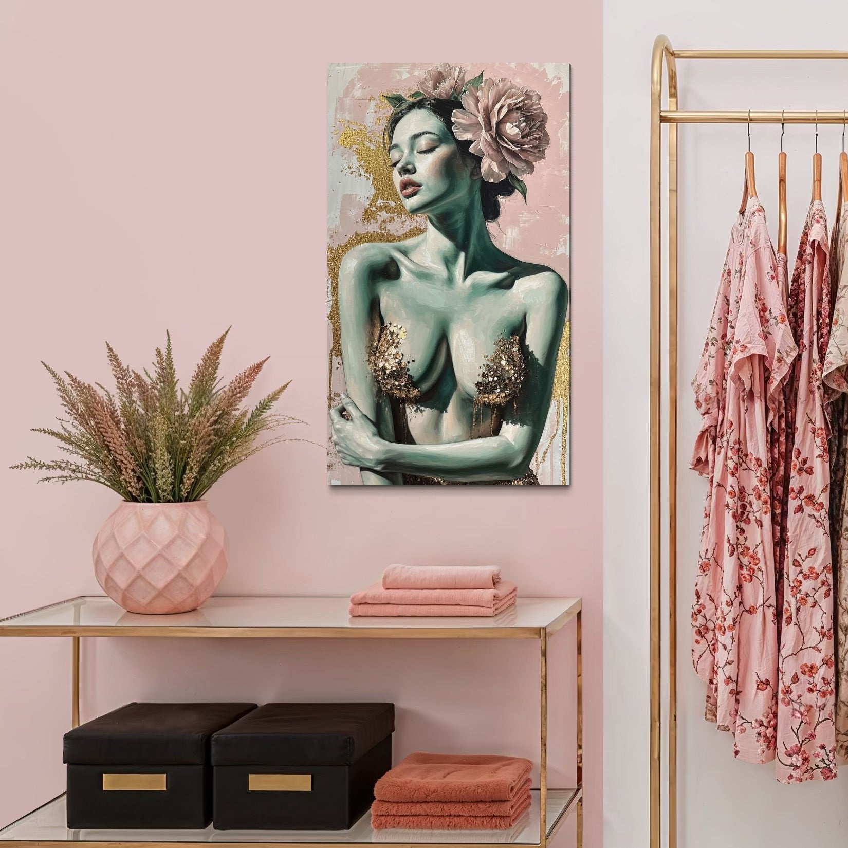 tablou canvas cu o femeie cu trandafiri roz in par, o costumatie aurie sexy pe fundal pictat in nuante de pastel