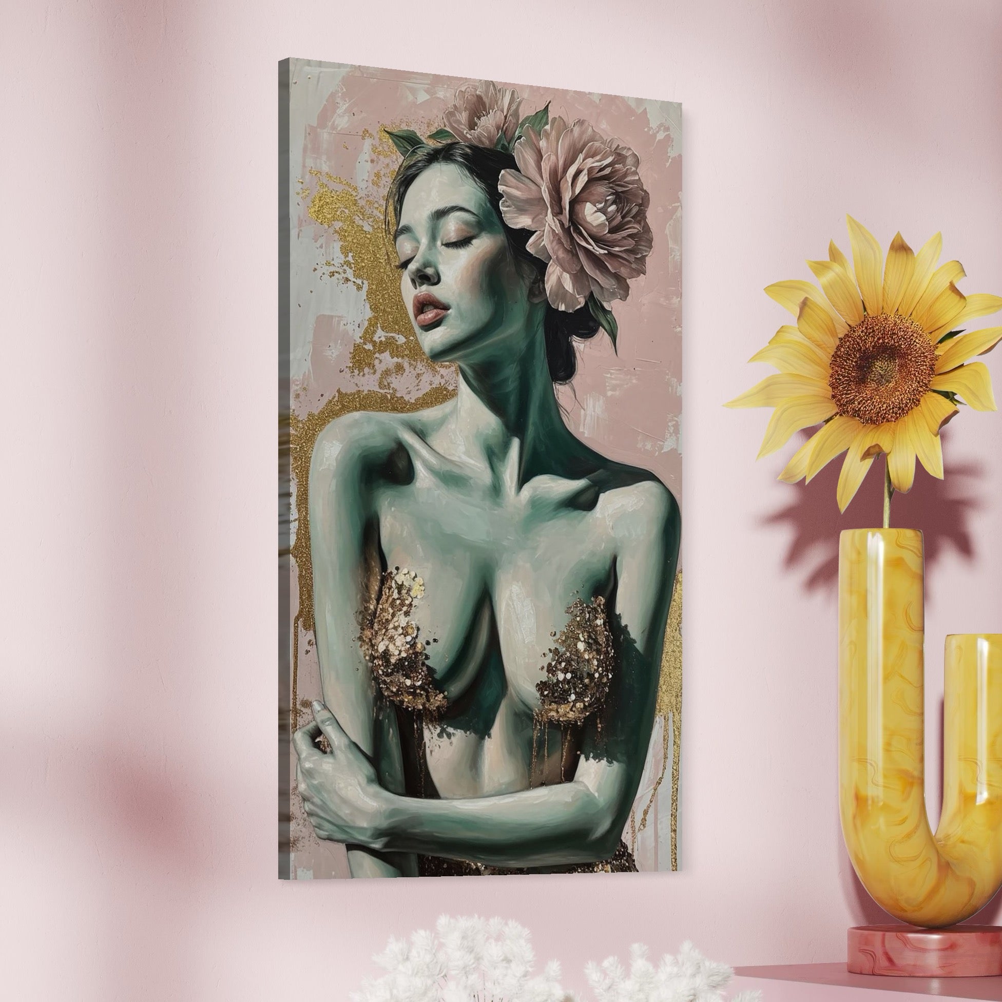 tablou canvas cu o femeie cu trandafiri roz in par, o costumatie aurie sexy pe fundal pictat in nuante de pastel