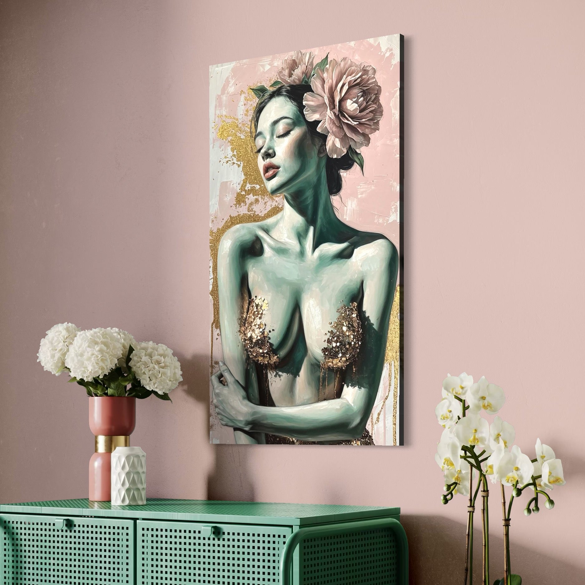 tablou canvas cu o femeie cu trandafiri roz in par, o costumatie aurie sexy pe fundal pictat in nuante de pastel