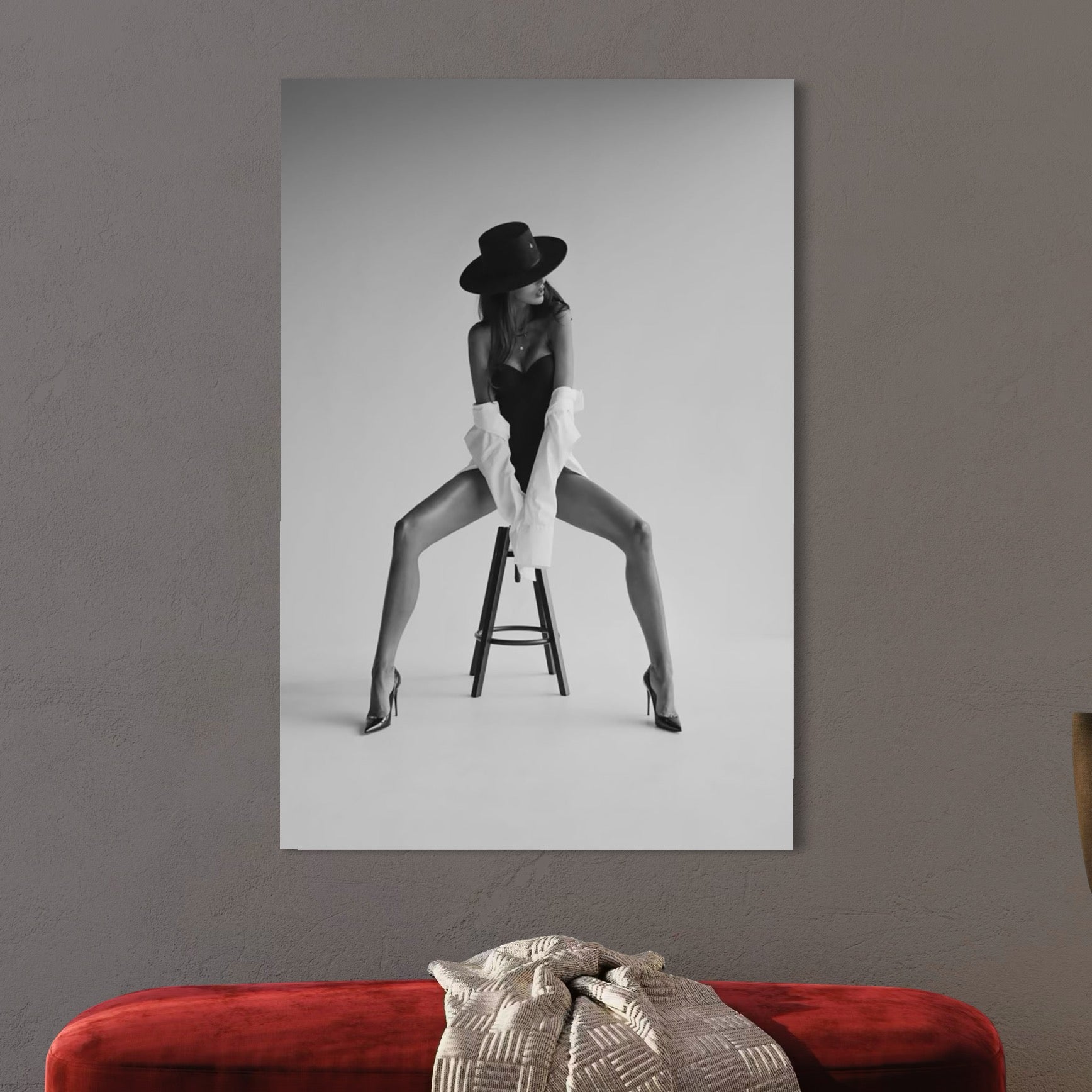 tablou canvas cu o femeie cu palarie si camasa alba intr-o ipostaza sexy, pe un scaun, intr-un cadru alb si negru