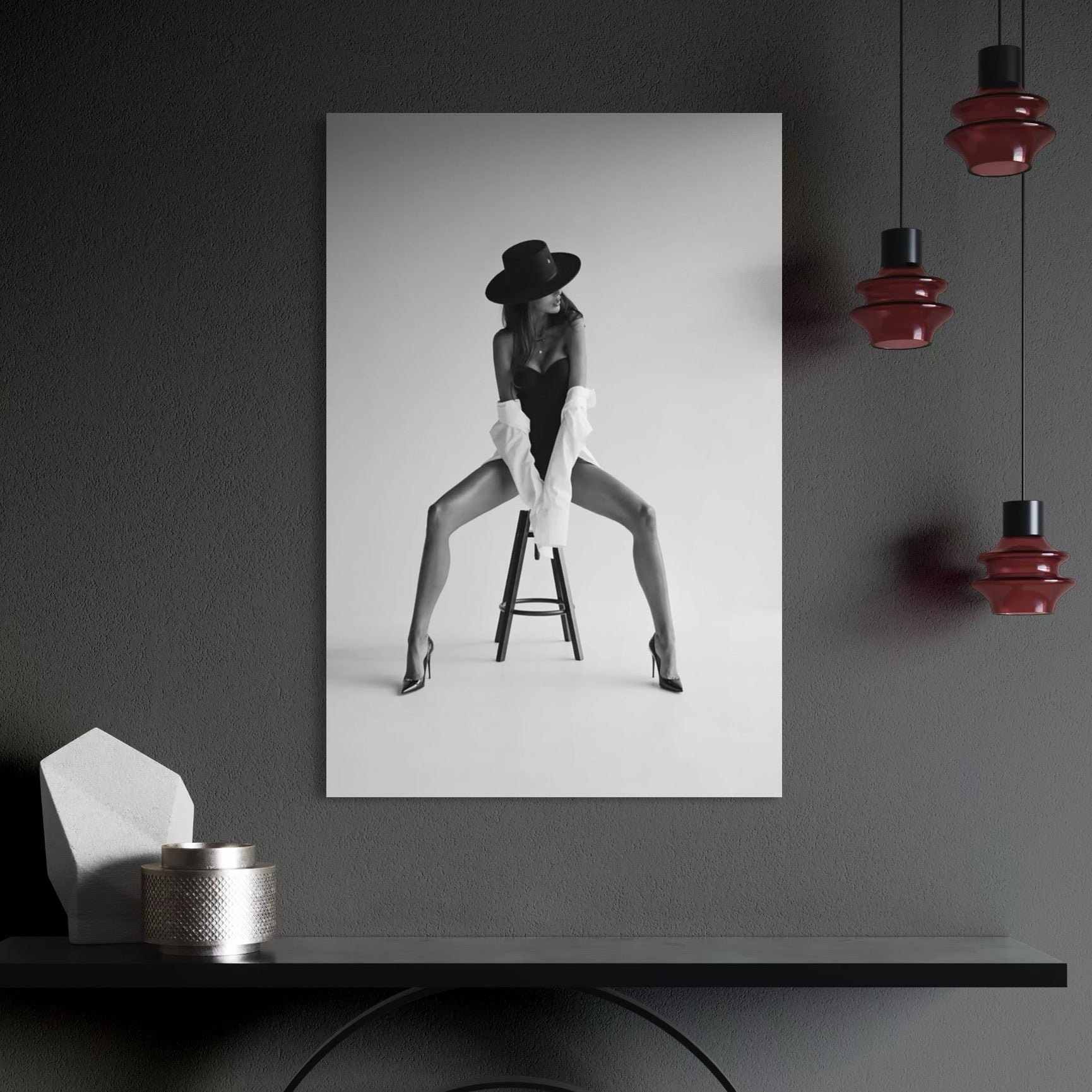 tablou canvas cu o femeie cu palarie si camasa alba intr-o ipostaza sexy, pe un scaun, intr-un cadru alb si negru