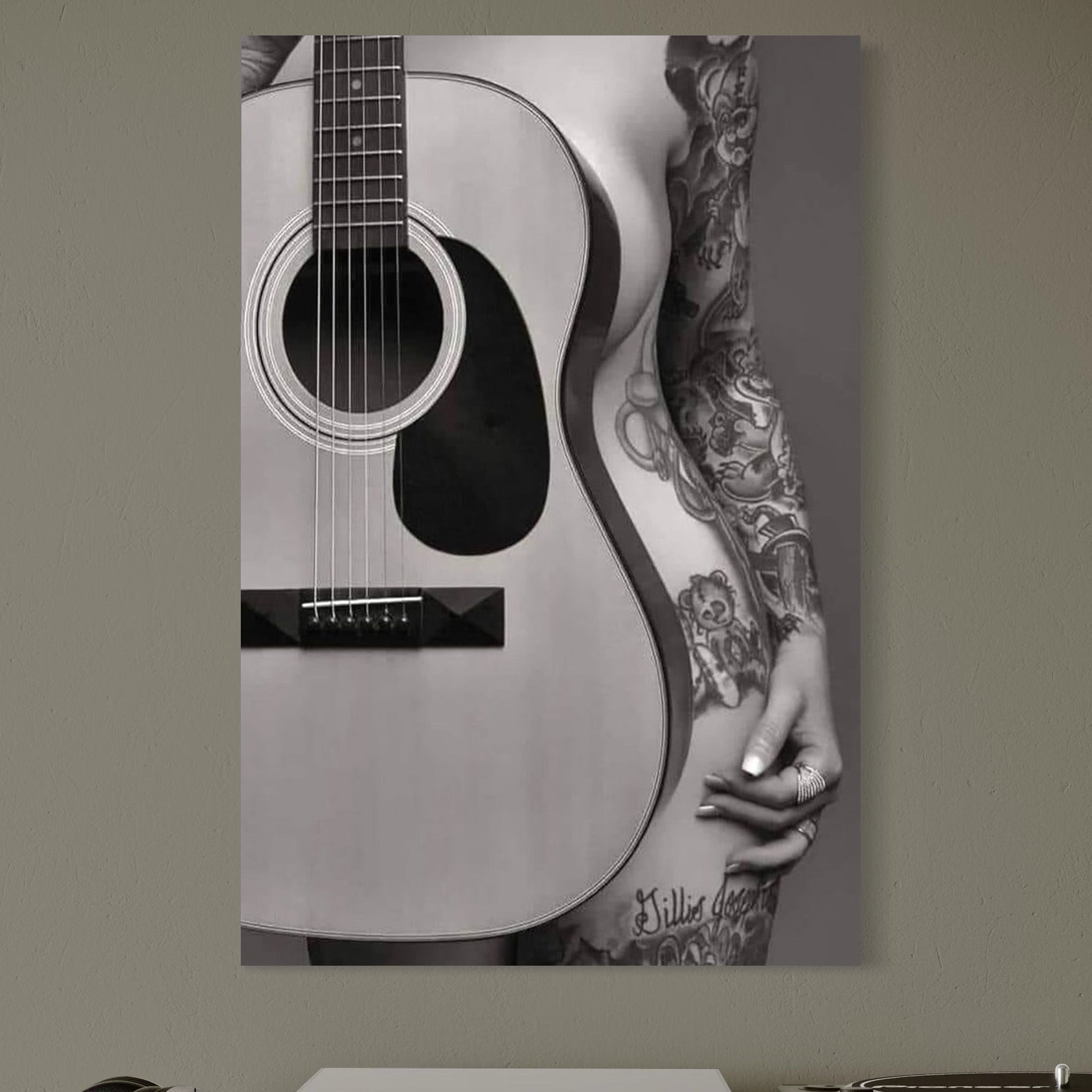 tablou canvas cu silueta unui corp tatuat de femeie, in armonie cu o chitara, pe fundal alb si negru