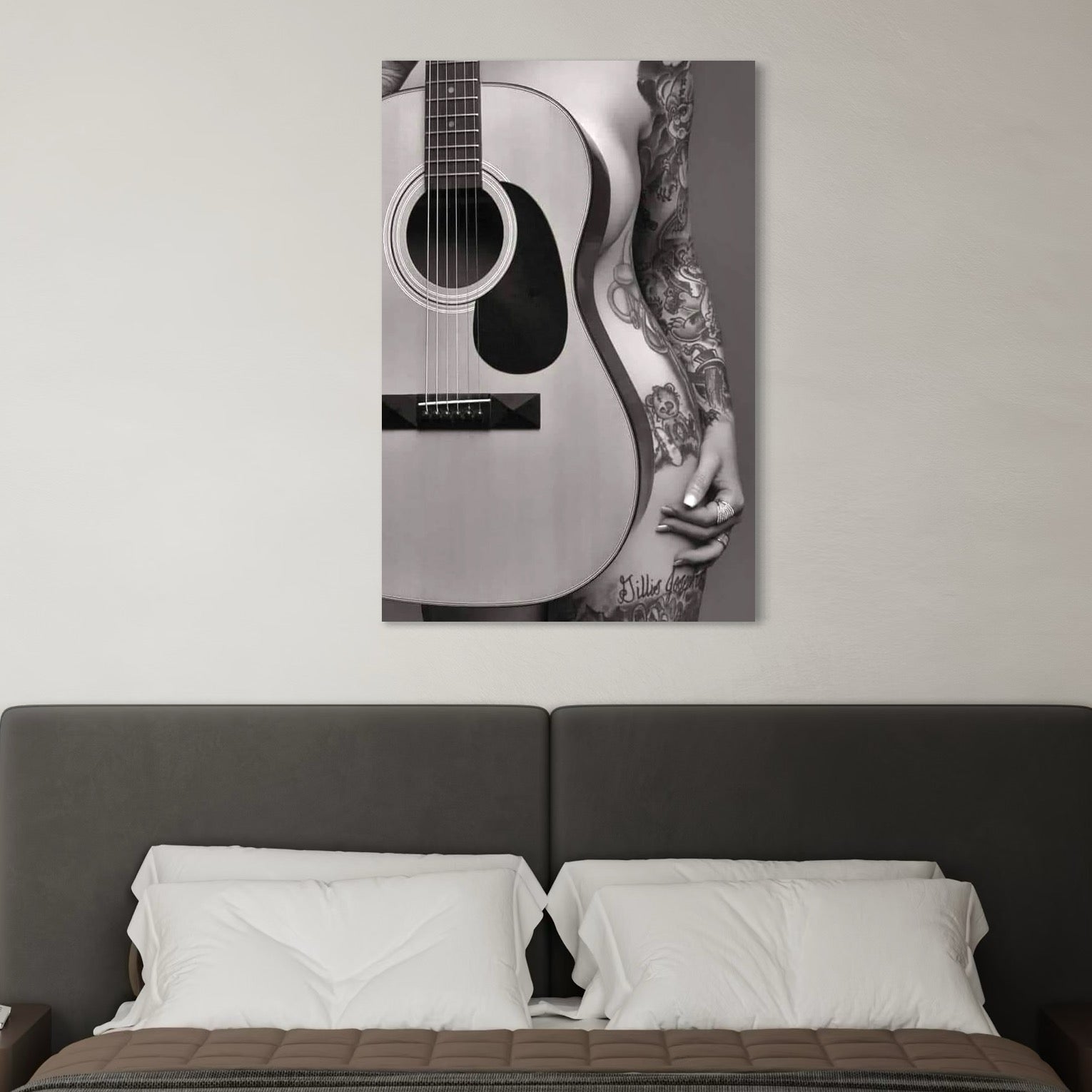 tablou canvas cu silueta unui corp tatuat de femeie, in armonie cu o chitara, pe fundal alb si negru