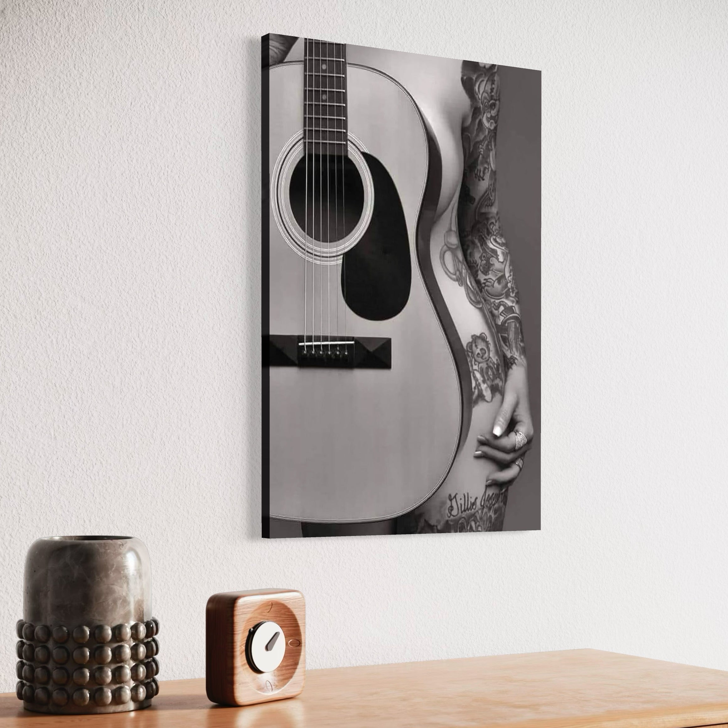 tablou canvas cu silueta unui corp tatuat de femeie, in armonie cu o chitara, pe fundal alb si negru