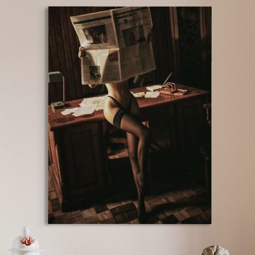 tablou canvas cu un trup de femeie dezgolit, cu dresuri, citind un ziar intr-un birou vintage