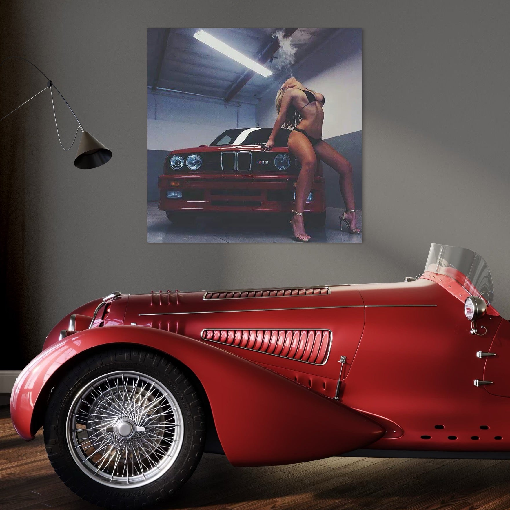 tablou canvas cu o femeie intr-un costum de baie provocator, pe o masina rosie, intr-un garaj iluminat