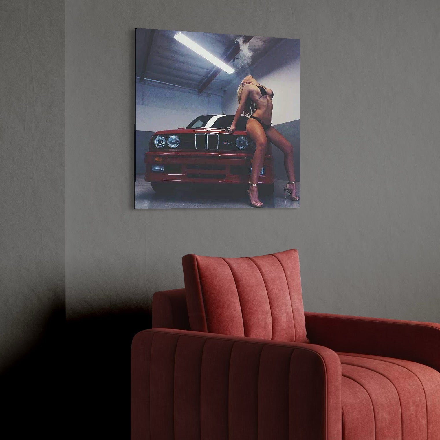 tablou canvas cu o femeie intr-un costum de baie provocator, pe o masina rosie, intr-un garaj iluminat