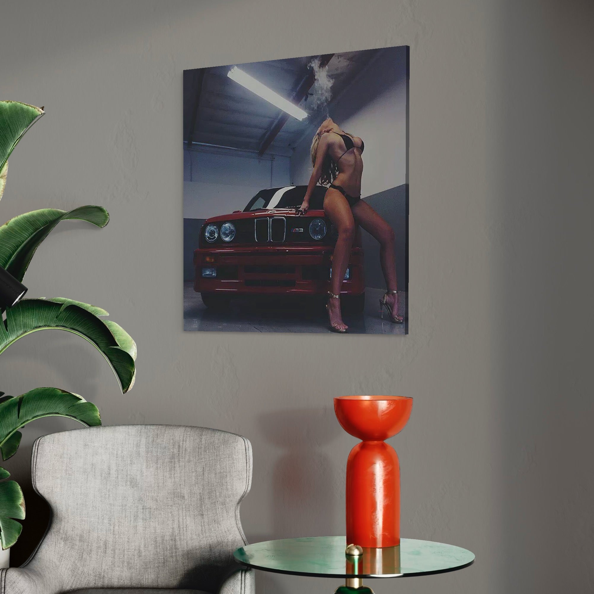 tablou canvas cu o femeie intr-un costum de baie provocator, pe o masina rosie, intr-un garaj iluminat