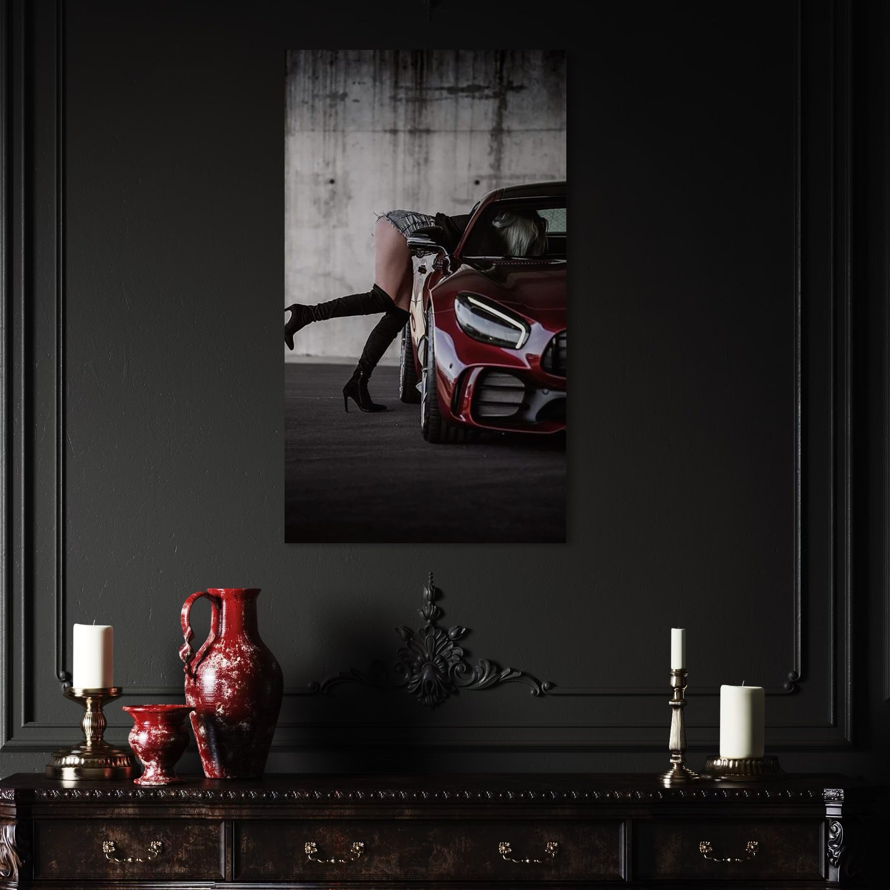tablou canvas cu o femeie cu cizme cu toc, surprinsa intr-o masina rosie intr-o ipostaza sexy, pe fundal in stil urban
