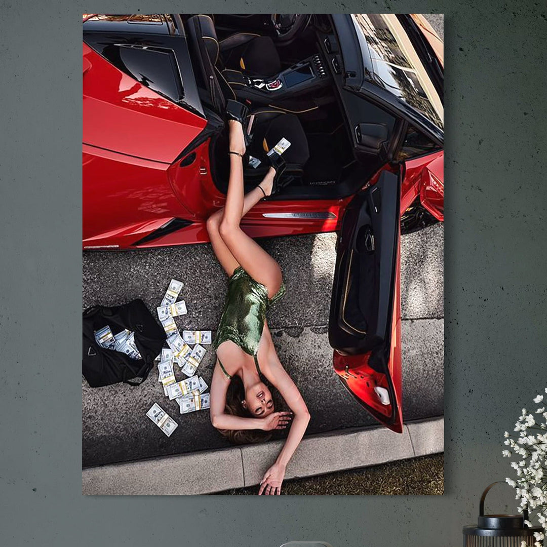 tablou canvas cu o femeie sexy intr-o rochie verde stralucitoare, la marginea unui drum intr-o masina rosie langa teancuri de bancnote