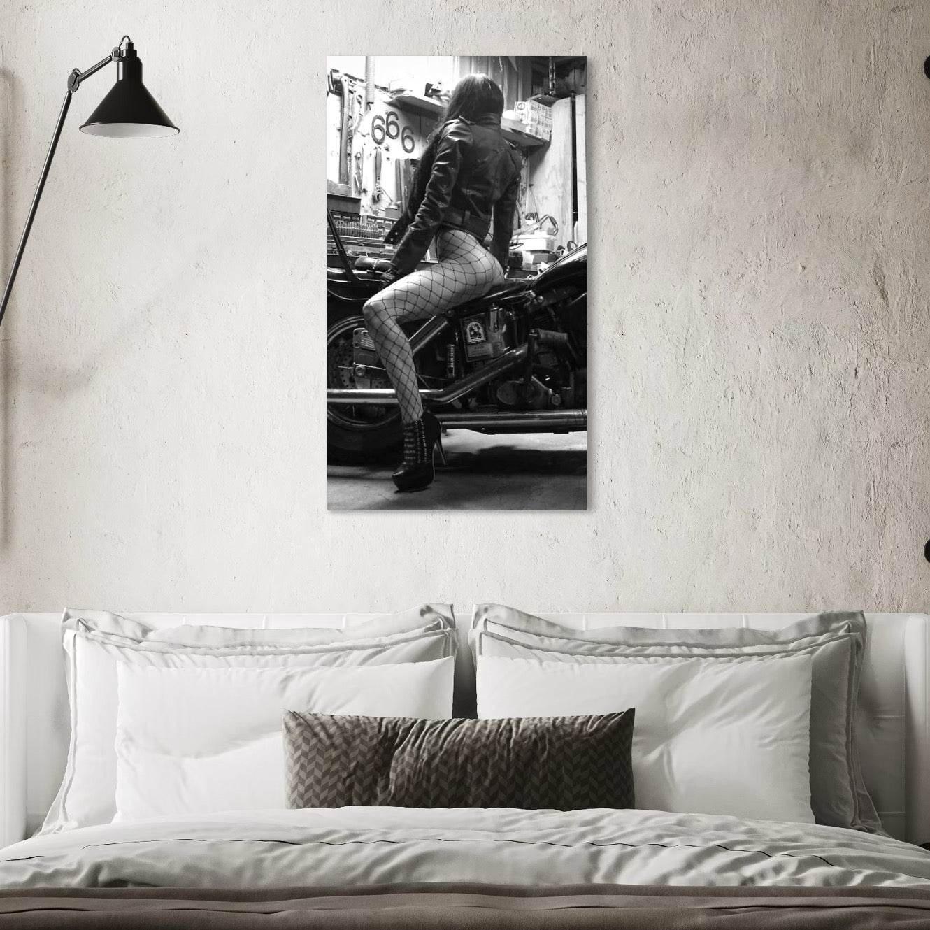 tablou canvas cu o femeie cu dresuri tip plasa pe o motocicleta , intr-un garaj redat in nuante de alb si negru