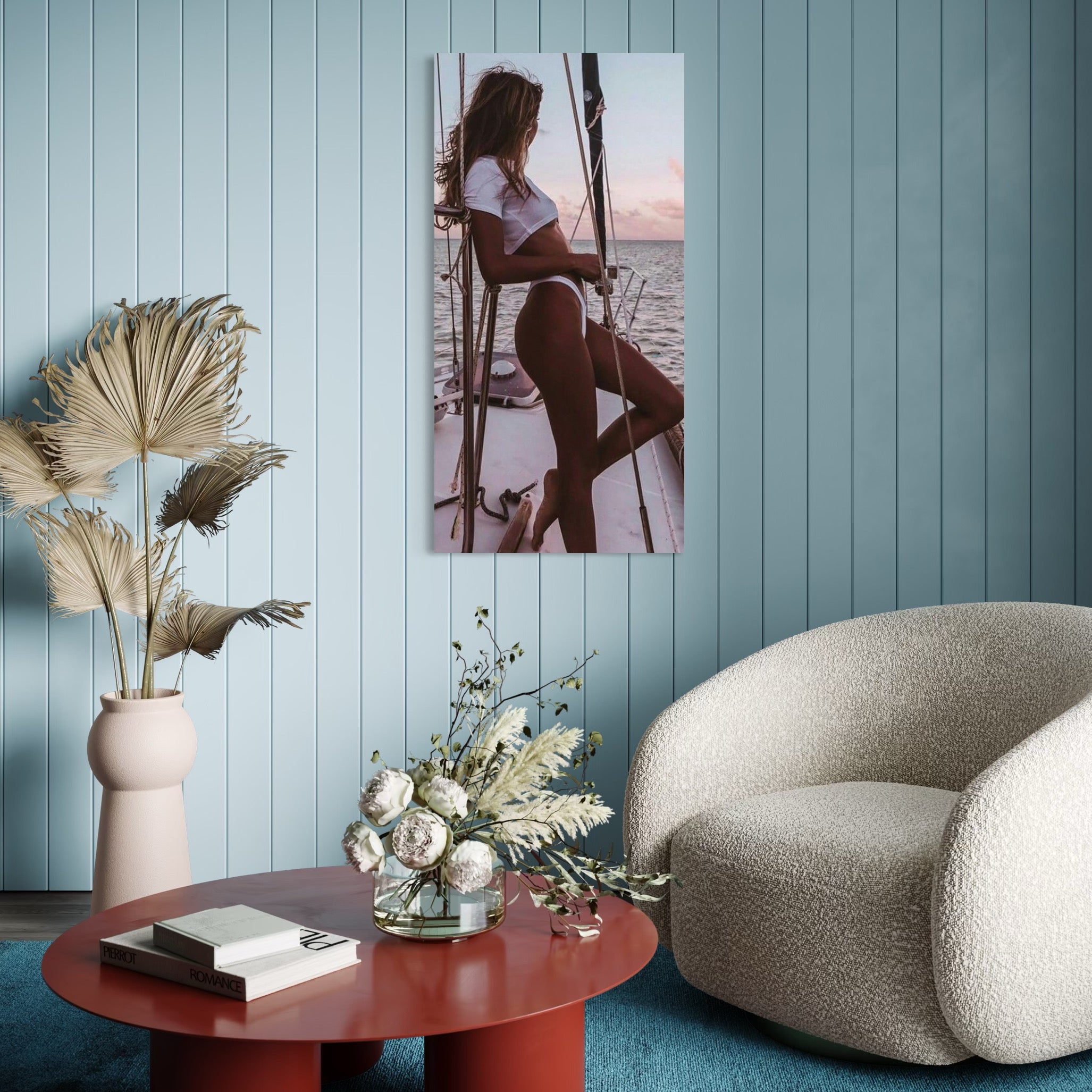 tablou canvas cu o femeie intr-un costum de baie alb, pe un iaht in mijlocul oceanului la apus de Soare