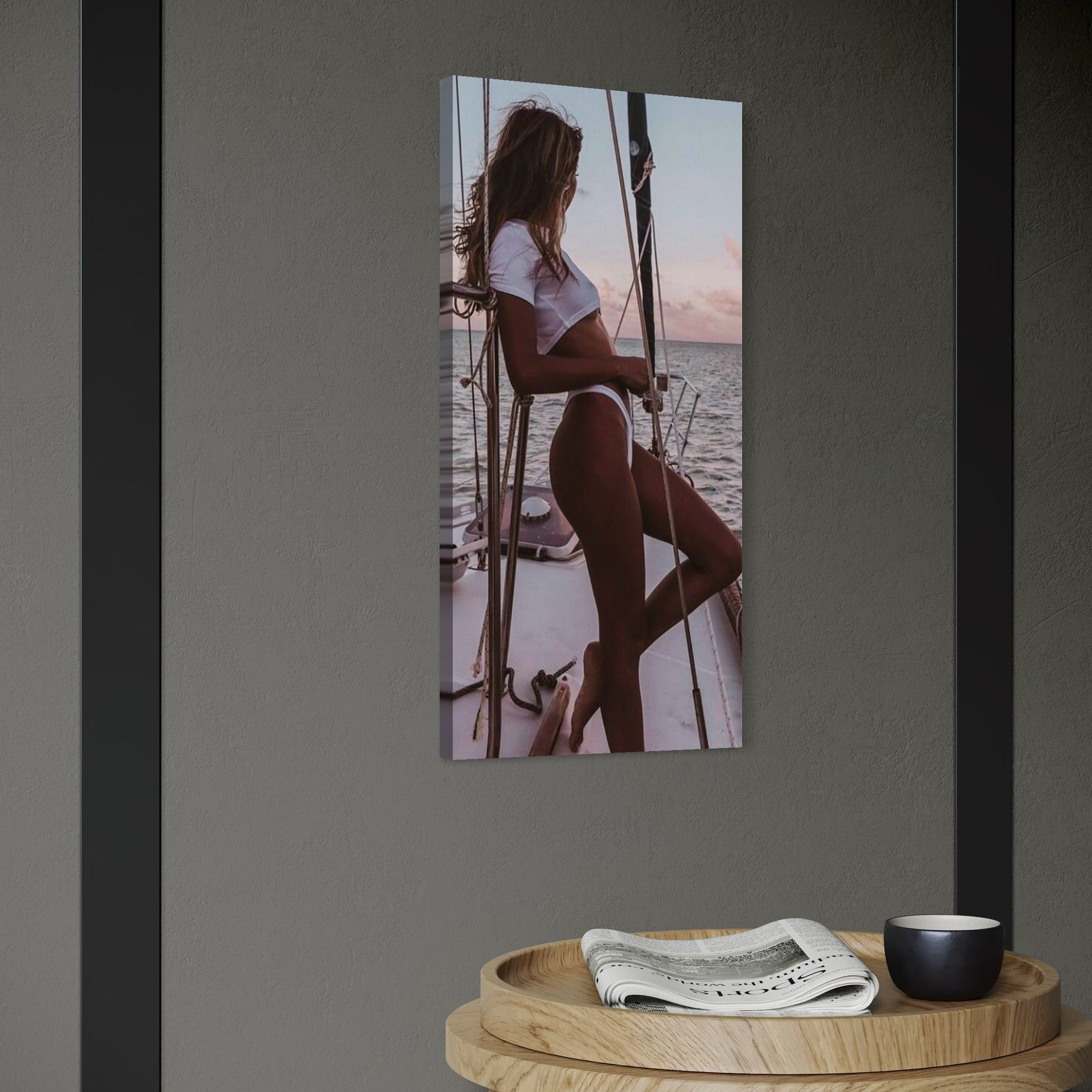 tablou canvas cu o femeie intr-un costum de baie alb, pe un iaht in mijlocul oceanului la apus de Soare