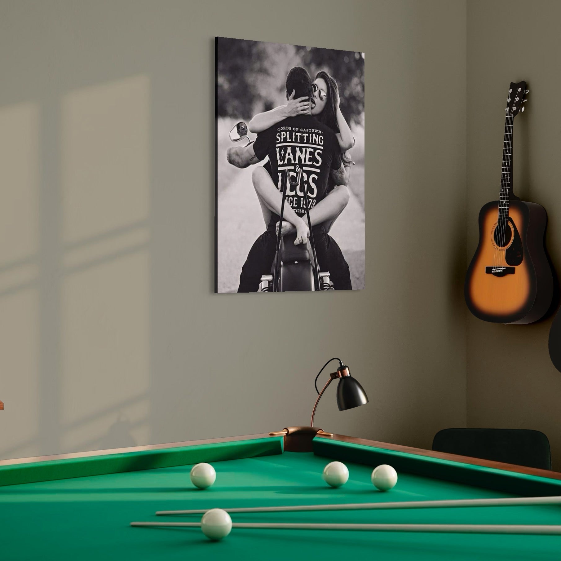 tablou canvas cu o femeie cu ochelari de soare si un barbat imbratisati pe o motocicleta, intr-un cadru  retro alb si negru