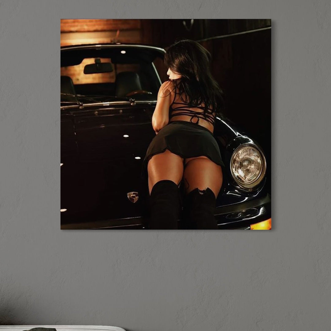 tablou canvas cu o femeie sexy pe capota unei masini negre, intr-un cadru intunecat cu lumina slaba si calda