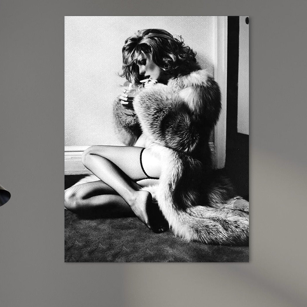 tablou canvas cu o femeie in dresuri cu plasa si imbracata intr-o haina de blana, savurand un pahar de whiskey, intr-un cadru retro - vintage, alb si negru