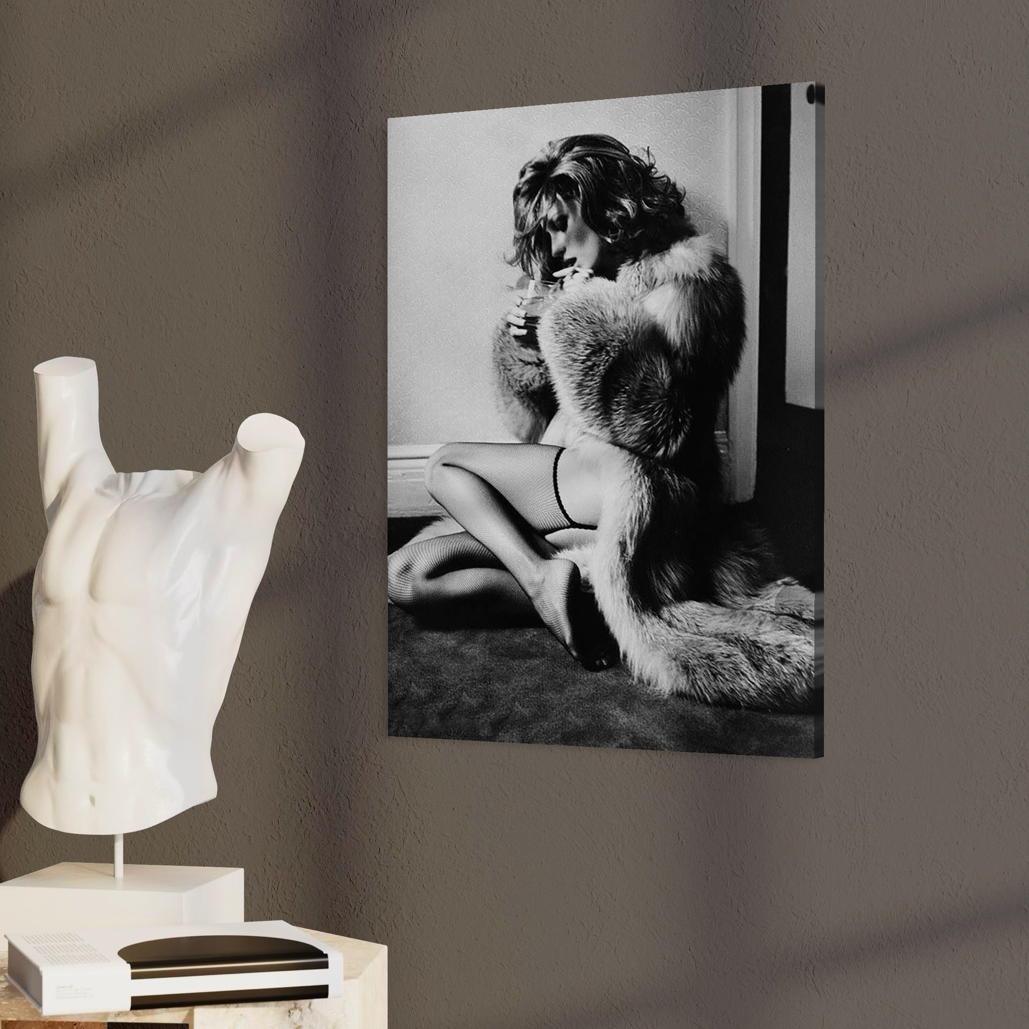 tablou canvas cu o femeie in dresuri cu plasa si imbracata intr-o haina de blana, savurand un pahar de whiskey, intr-un cadru retro - vintage, alb si negru