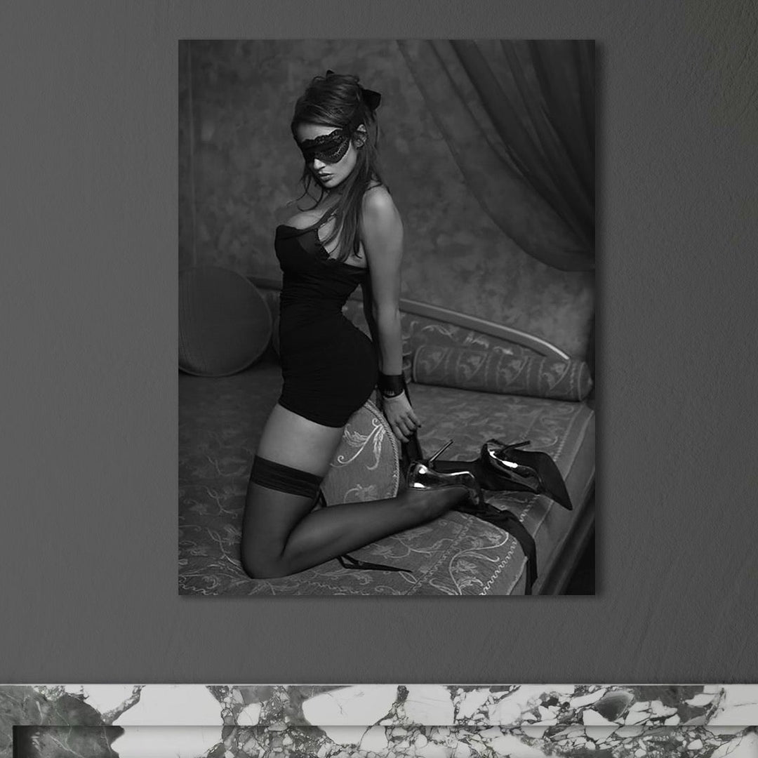 tablou canvas cu o femeie legata la ochi, intr-un costum sexy si tocuri, intr-un cadru alb si negru