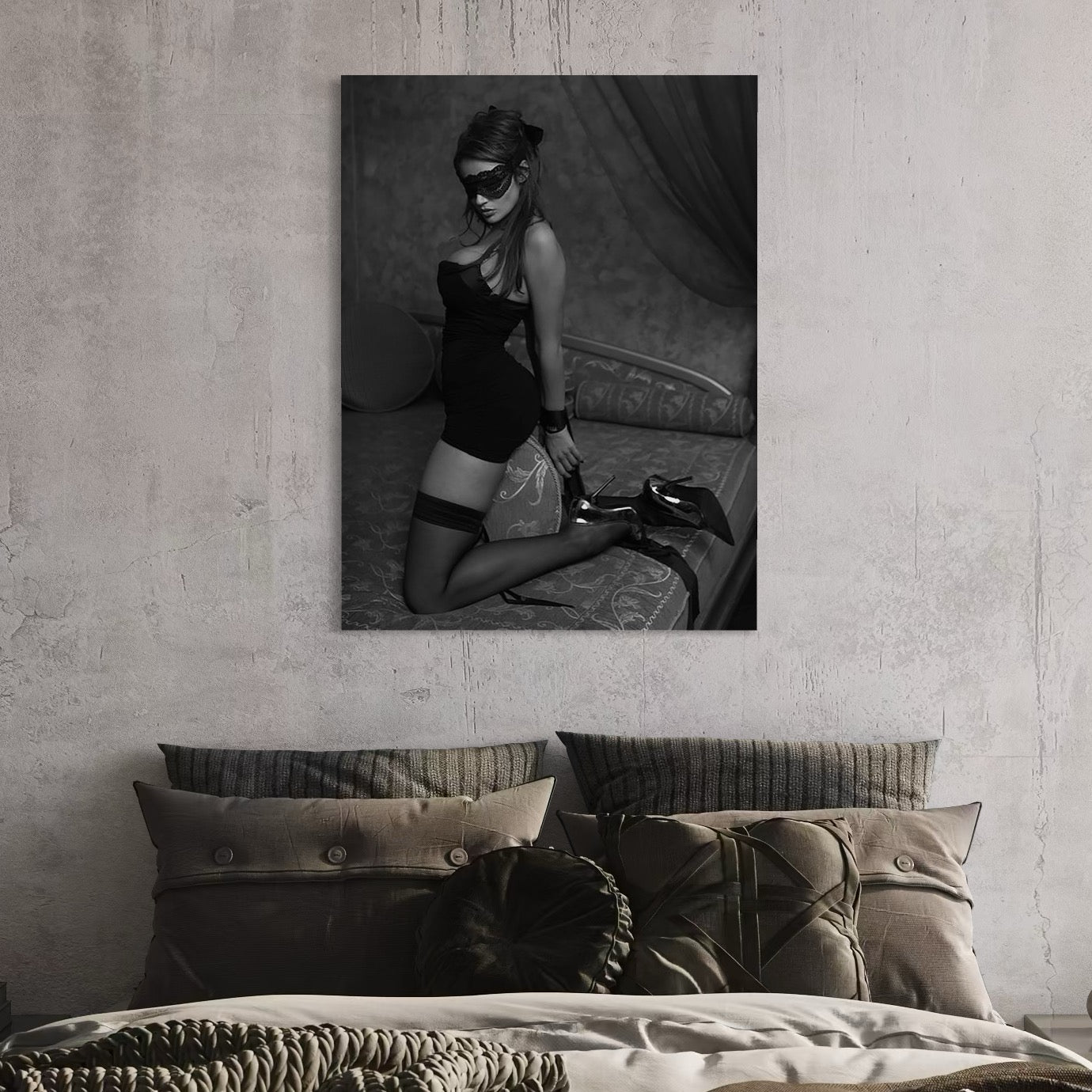 tablou canvas cu o femeie legata la ochi, intr-un costum sexy si tocuri, intr-un cadru alb si negru