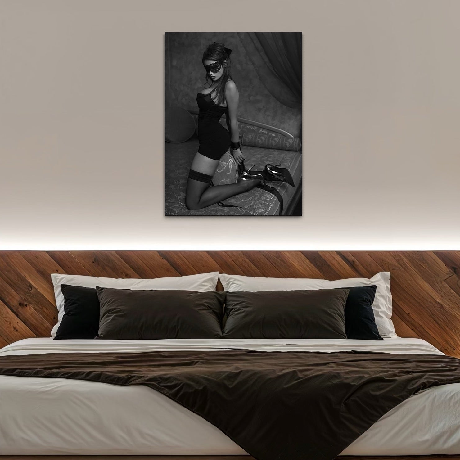 tablou canvas cu o femeie legata la ochi, intr-un costum sexy si tocuri, intr-un cadru alb si negru