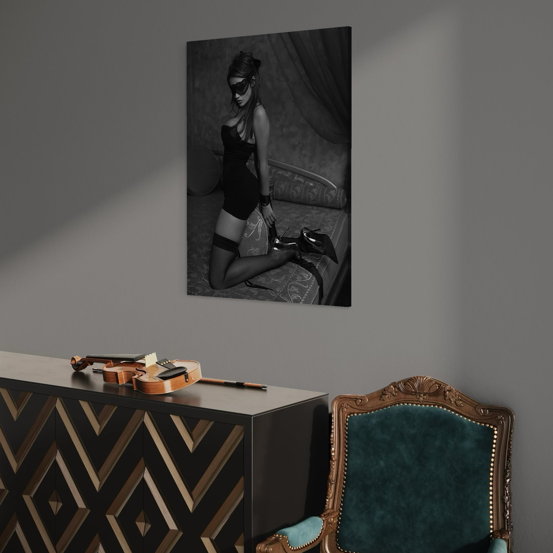 tablou canvas cu o femeie legata la ochi, intr-un costum sexy si tocuri, intr-un cadru alb si negru