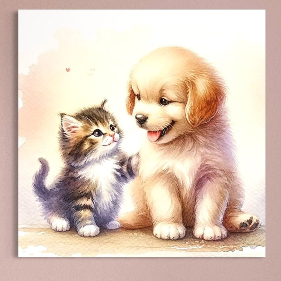 O pisicuță pufoasă gri și albă pune laba pe un cățeluș auriu zâmbitor, amândoi stând aproape pe o suprafață ușoară. Această scenă veselă - Micii Exploratori - face ca pânza LuxCanva® K1056 Tablou Canvas Premium să fie perfectă pentru orice cameră de copil sau camera copilului.