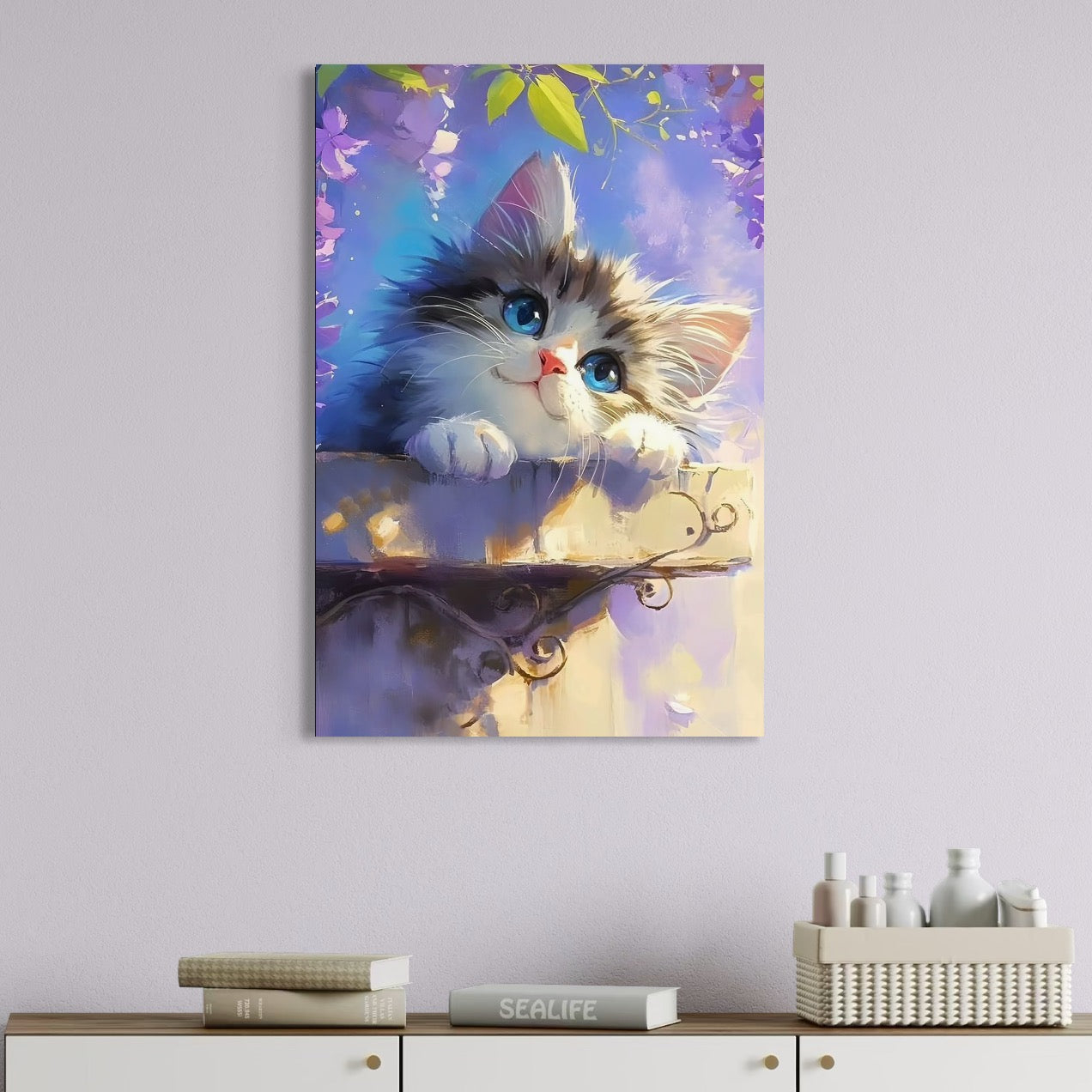 tablou canvas cu o pisicuta cu ochi albastri, pe fundal in culori pastelate si floricele lila