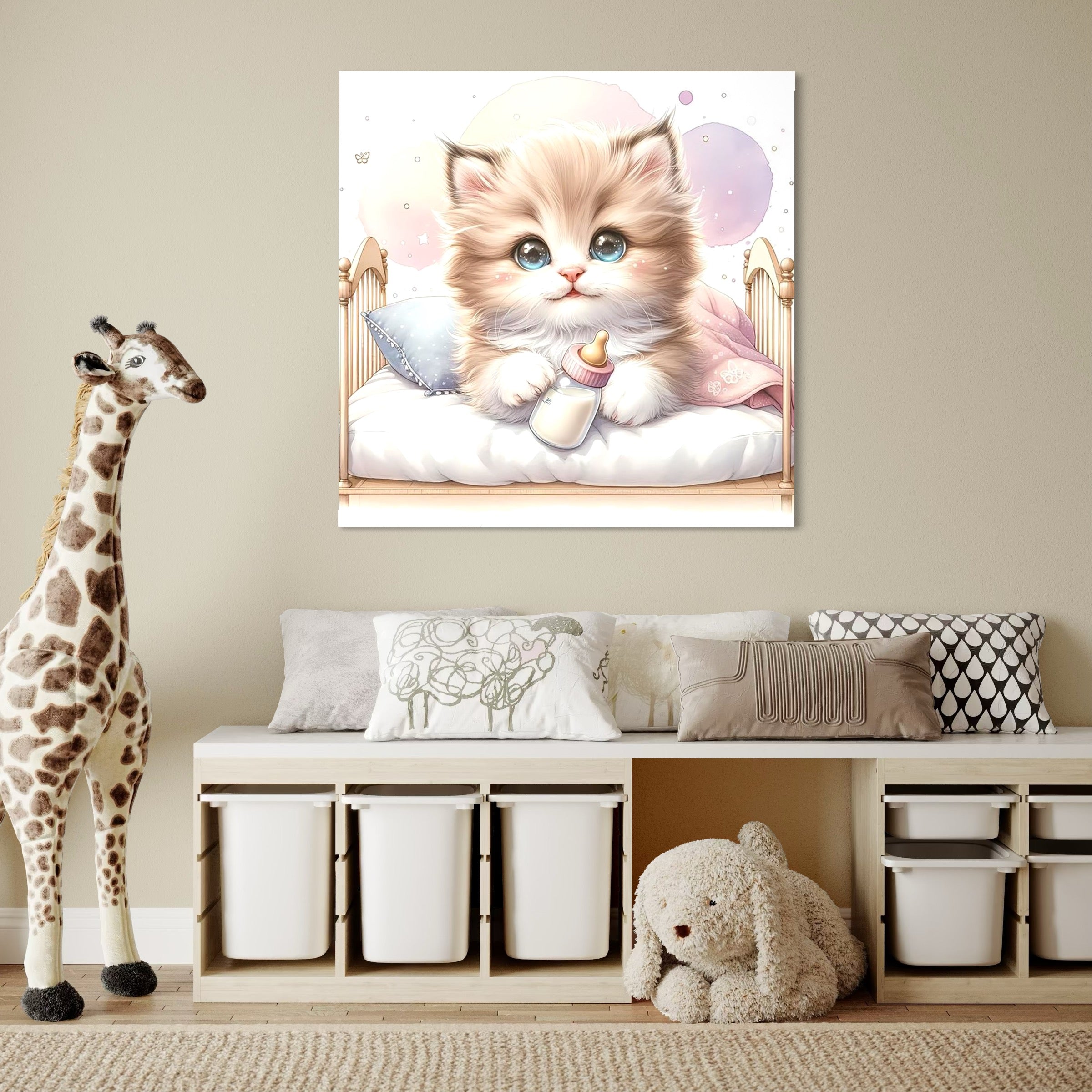 tablou canvas cu un pui de pisica intr-un patut de bebelus, cu un biberon pe fundal abstract in culori deschise