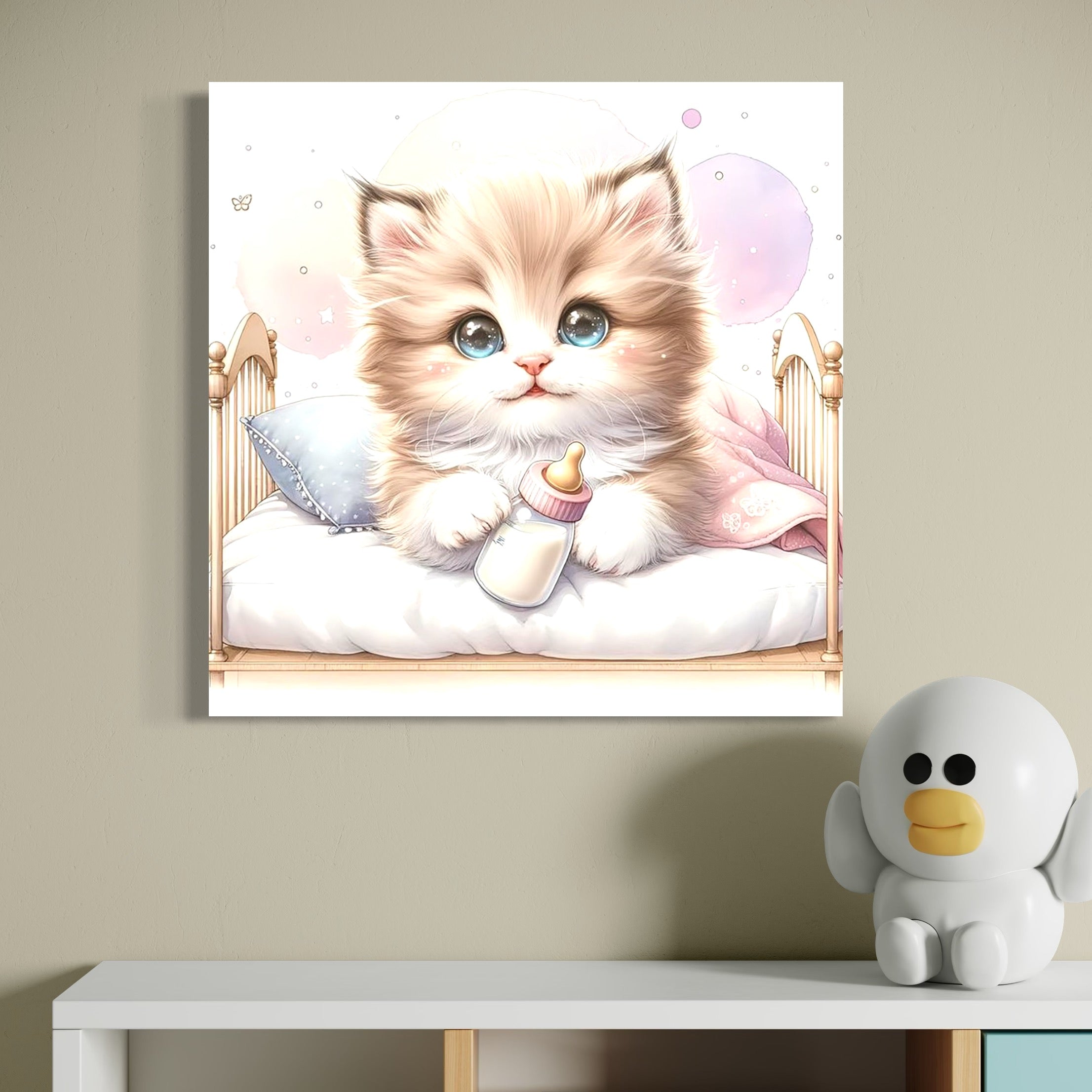 tablou canvas cu un pui de pisica intr-un patut de bebelus, cu un biberon pe fundal abstract in culori deschise
