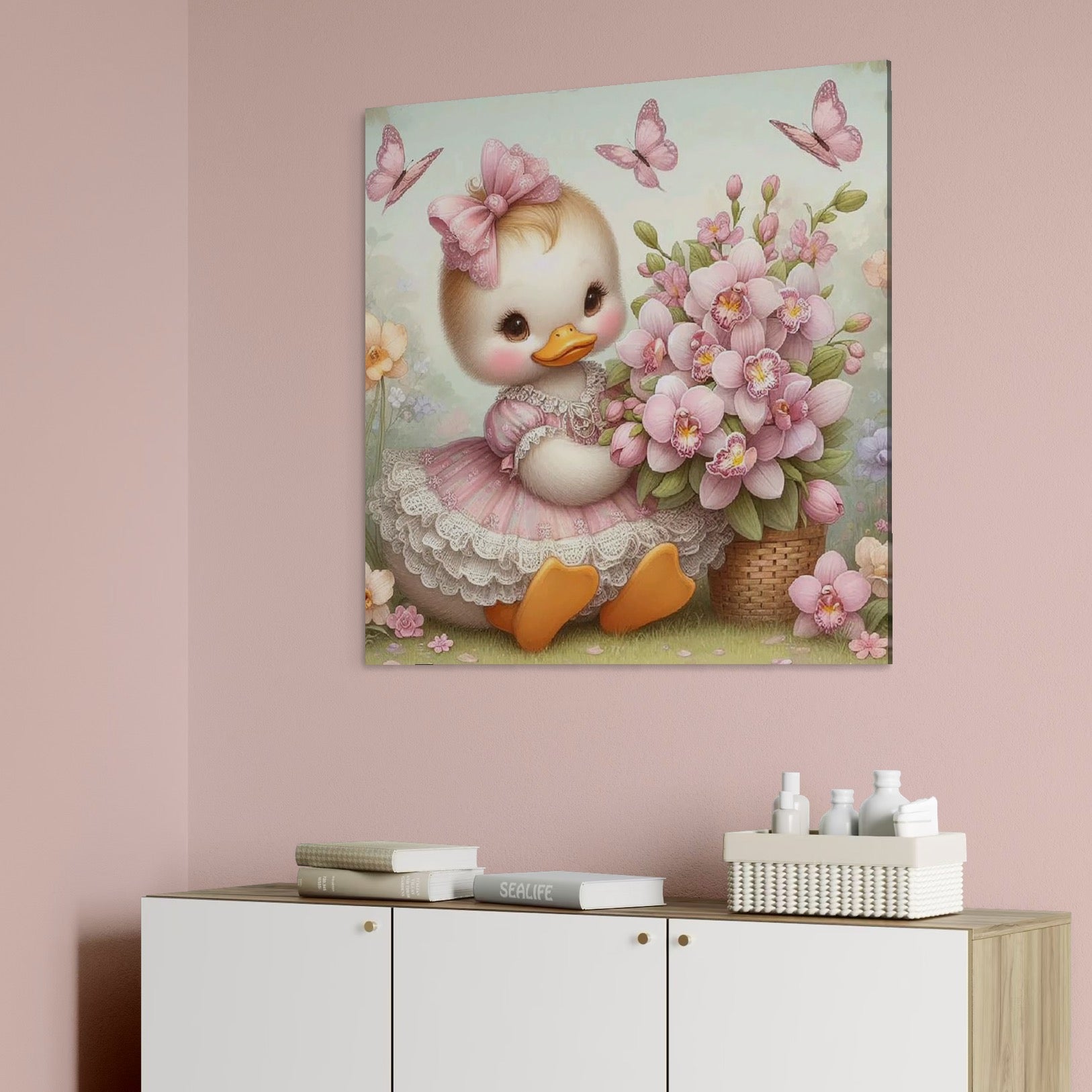 tablou canvas cu o ratusca cu rochita si o fundita roz, langa o orhidee intr-o gradina cu fluturi 