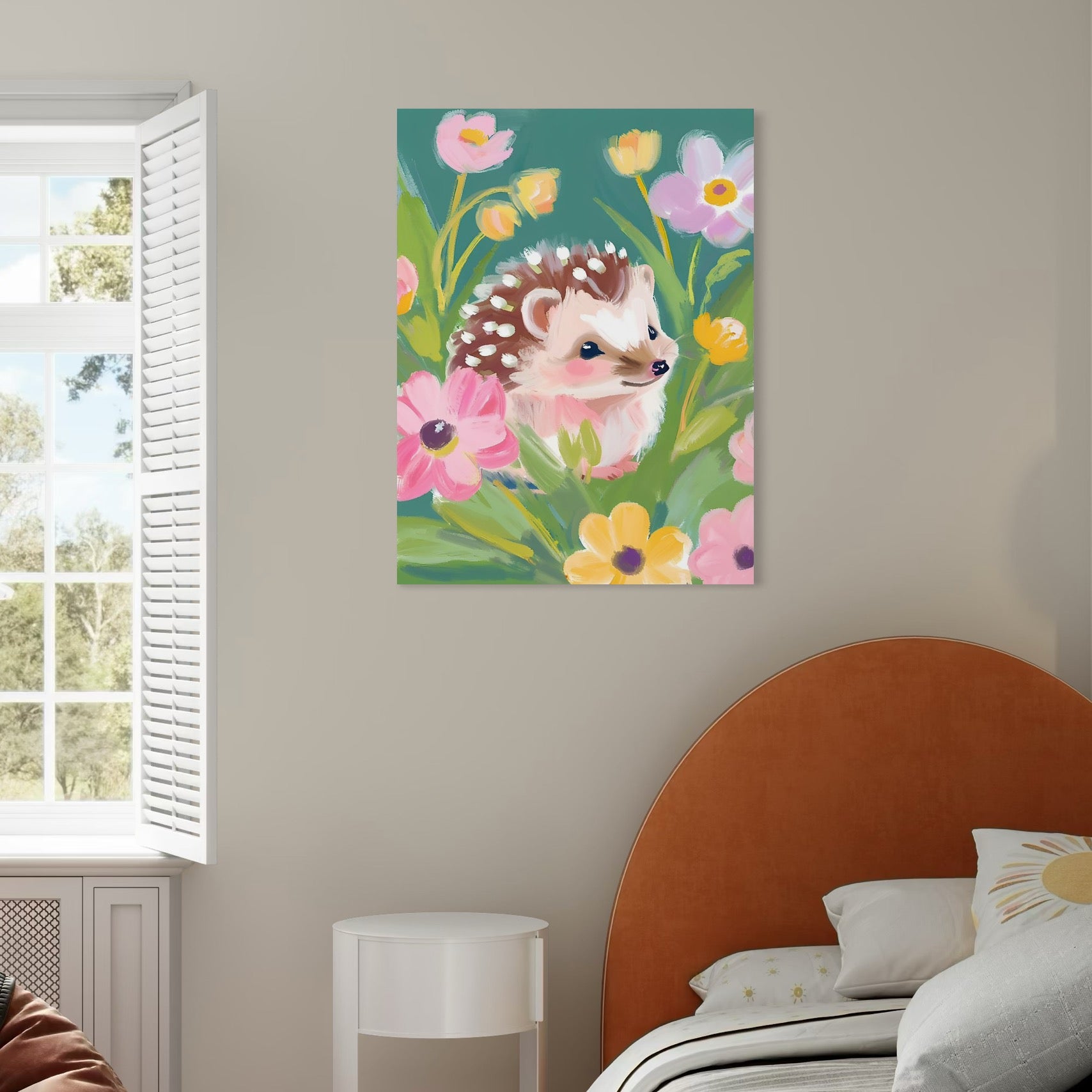 tablou canvas cu un pui de arici in iarba, inconjurat de flori multicolore