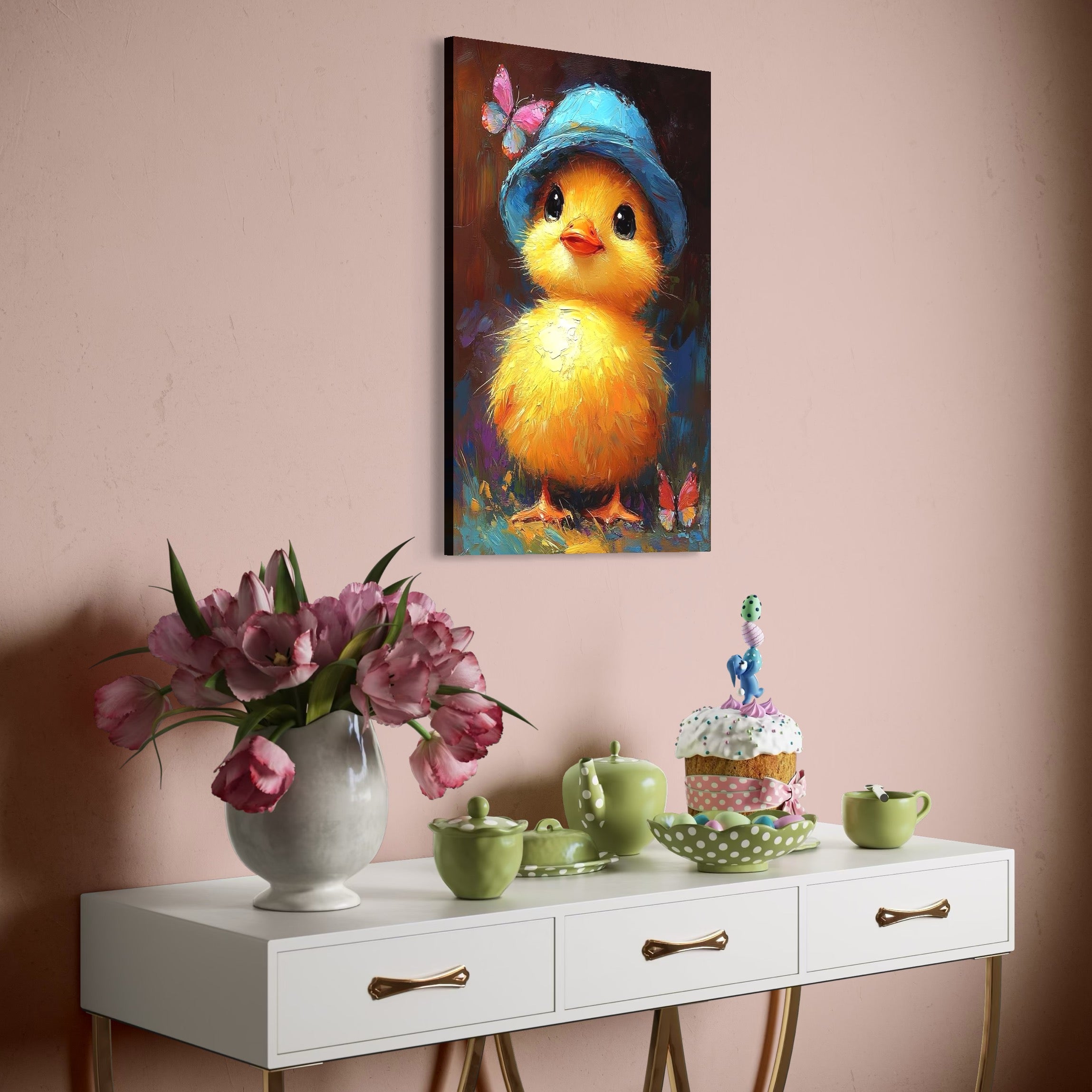 tablou canvas cu un pui galben cu palarie albastra, pictat alaturi de fluturasi multicolori