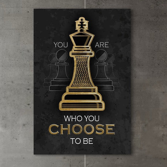 LuxCanva® Tablou Canvas Premium "Puterea Alegerii" (Q1011): un tablou tipografic cu rege de șah auriu central și pioni schițați, text motivațional "YOU ARE WHO YOU CHOOSE TO BE" pe fundal închis, ideal pentru birou sau dormitor.
